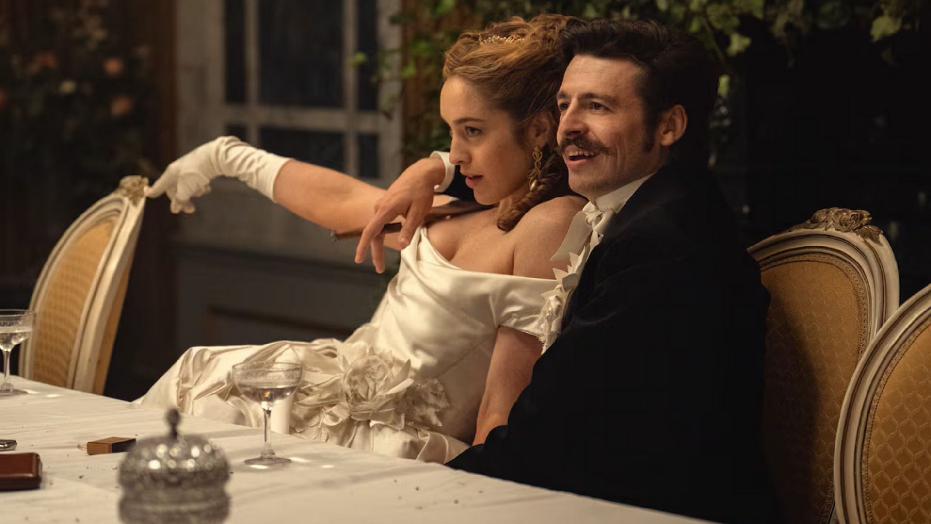  Arthur Guinness &amp; Lady Olivia Charlotte Hedges-White in House of Guinness (Image Via: Netflix)