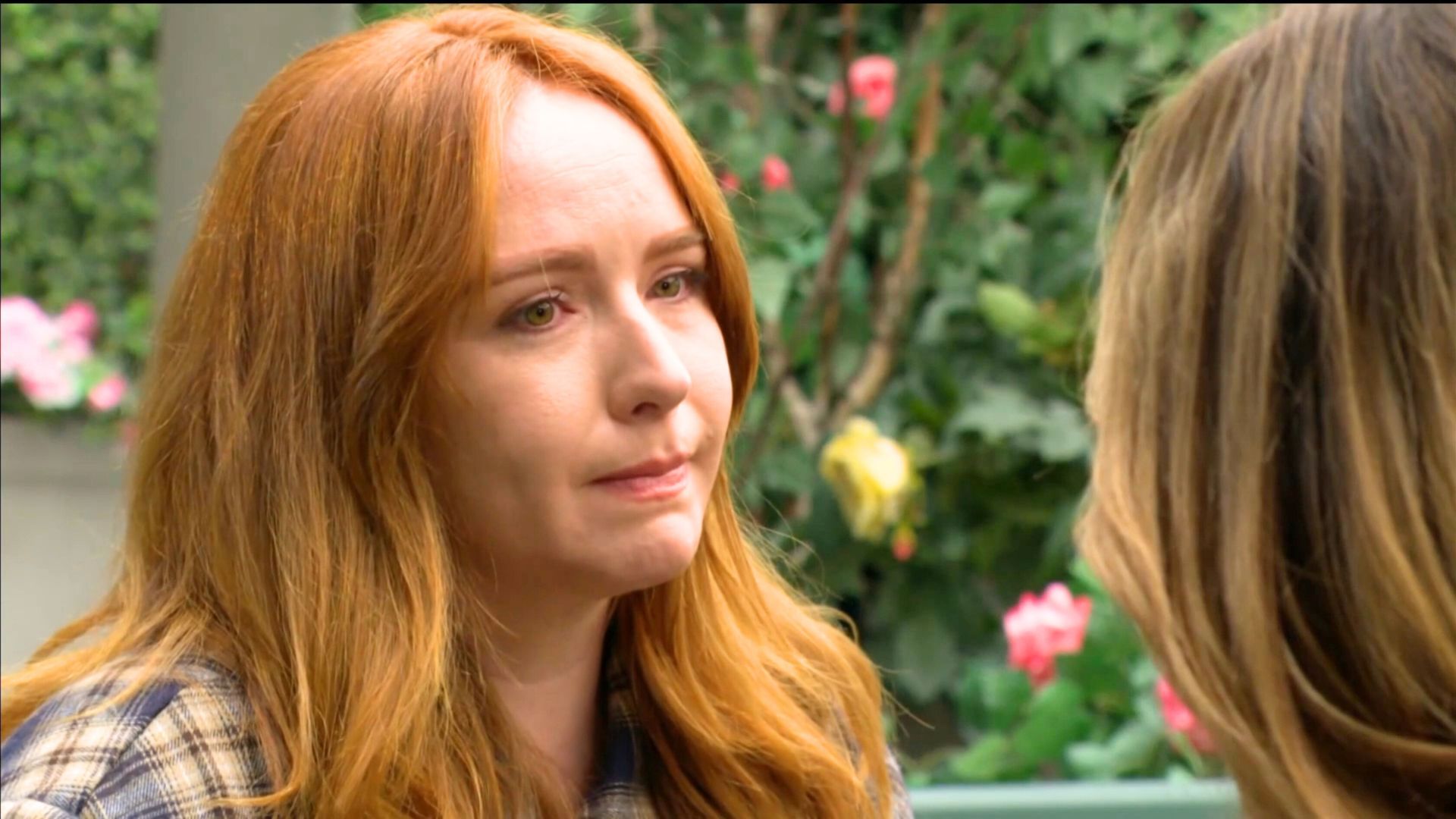 Mariah (Camryn Grimes) finally opened up to Tessa (Cait Fairbanks) on The Young and the Restless | Image: CBS