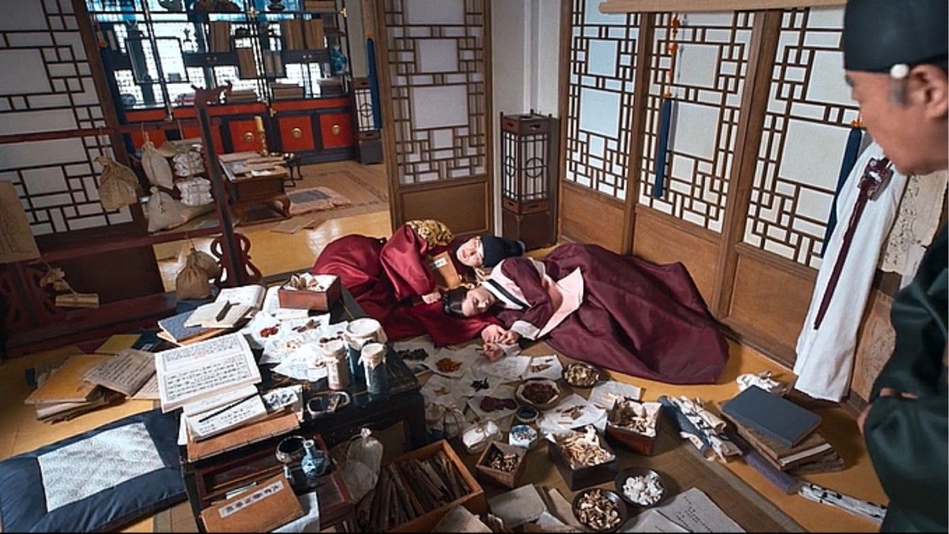The poisoning case is solved by the King and Ji-young (Image via Netflix)