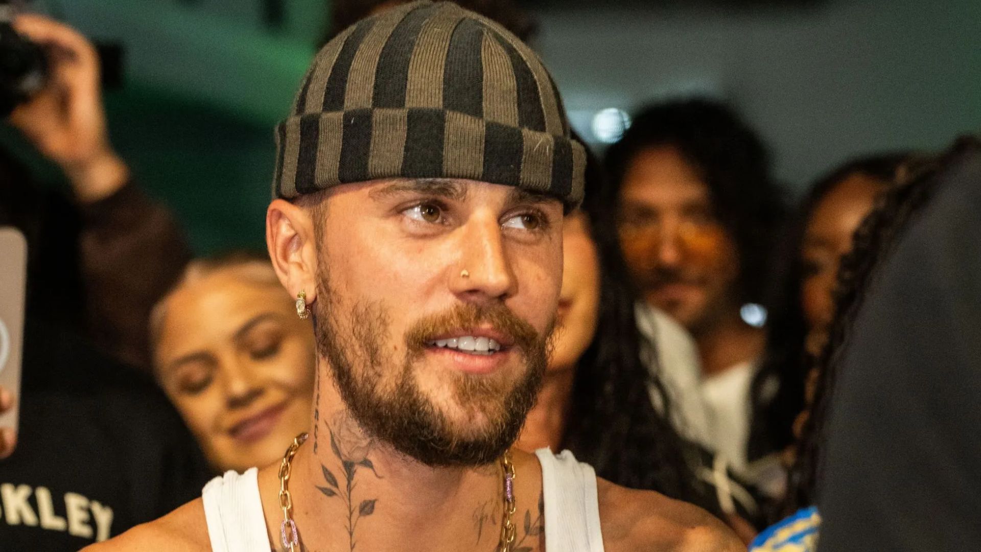 Justin Bieber smiles on the court at &quot;The League&quot; on August 28, 2025 in Los Angeles, California. (Image via Getty)