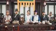 Ji-young and the other chefs (Image via tvN)
