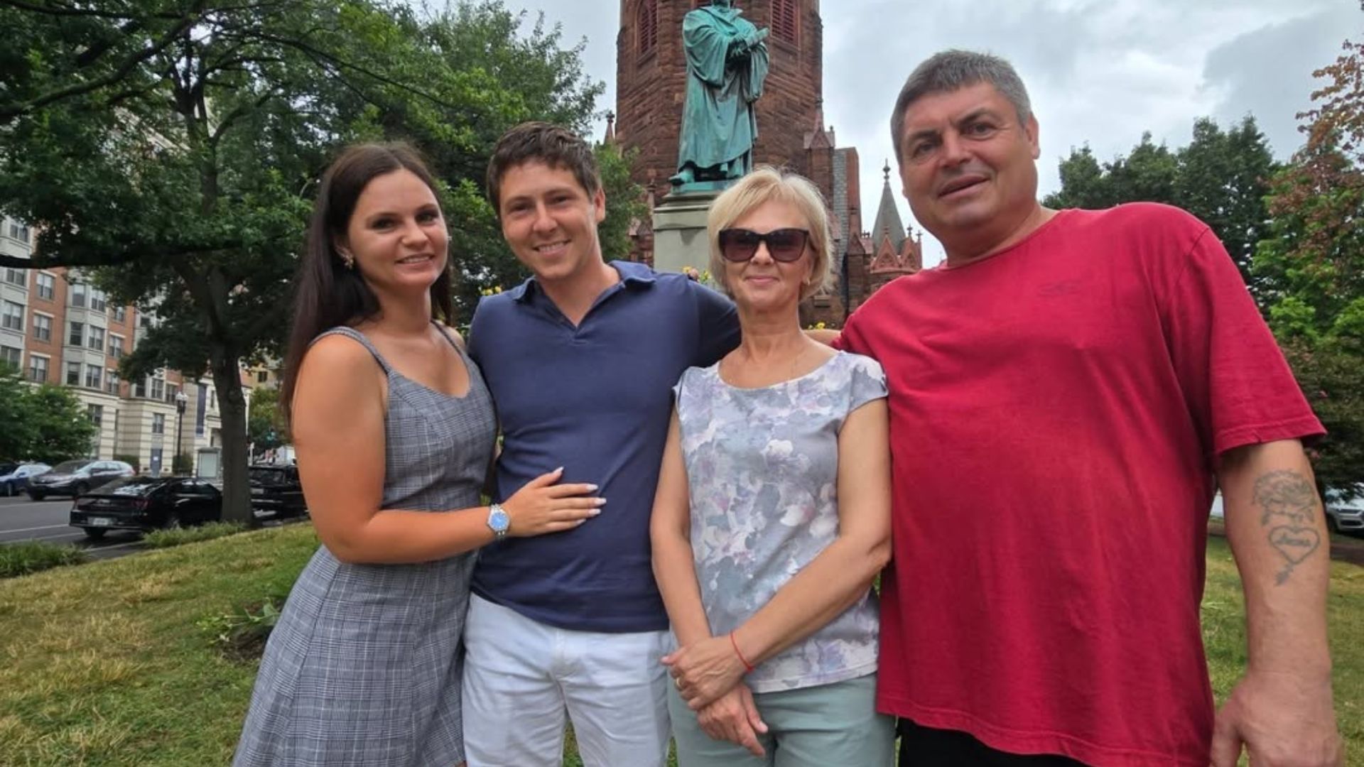 90 Day Fianc&eacute;: Happily Ever After? stars Julia and Brandon with her parents | Image via Instagram/ @juliatrubkina1993