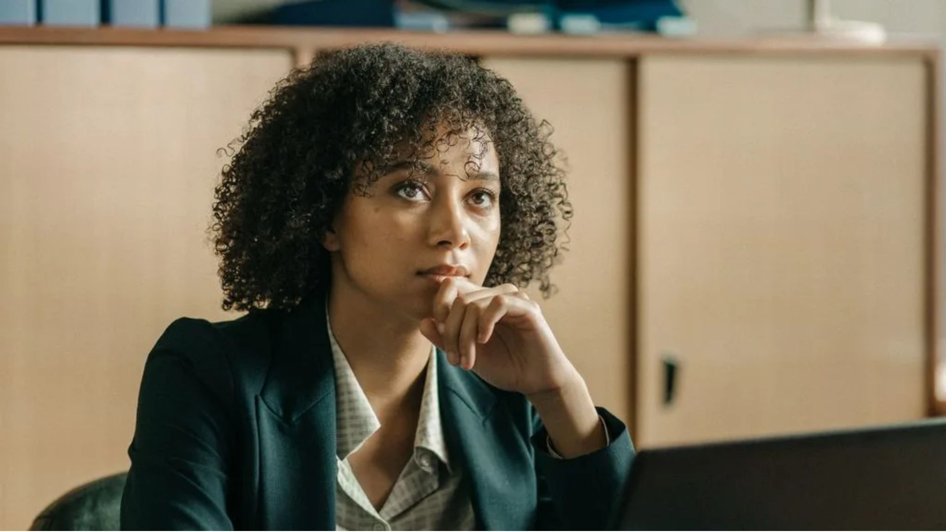 Emma Naomi as Lisa in Professor T (Image via PBS)