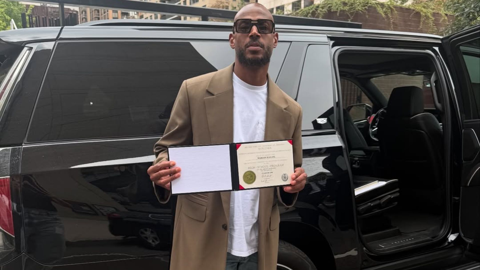 Marlon Wayans picks up diploma from high school 35 years later (Image via Instagram)