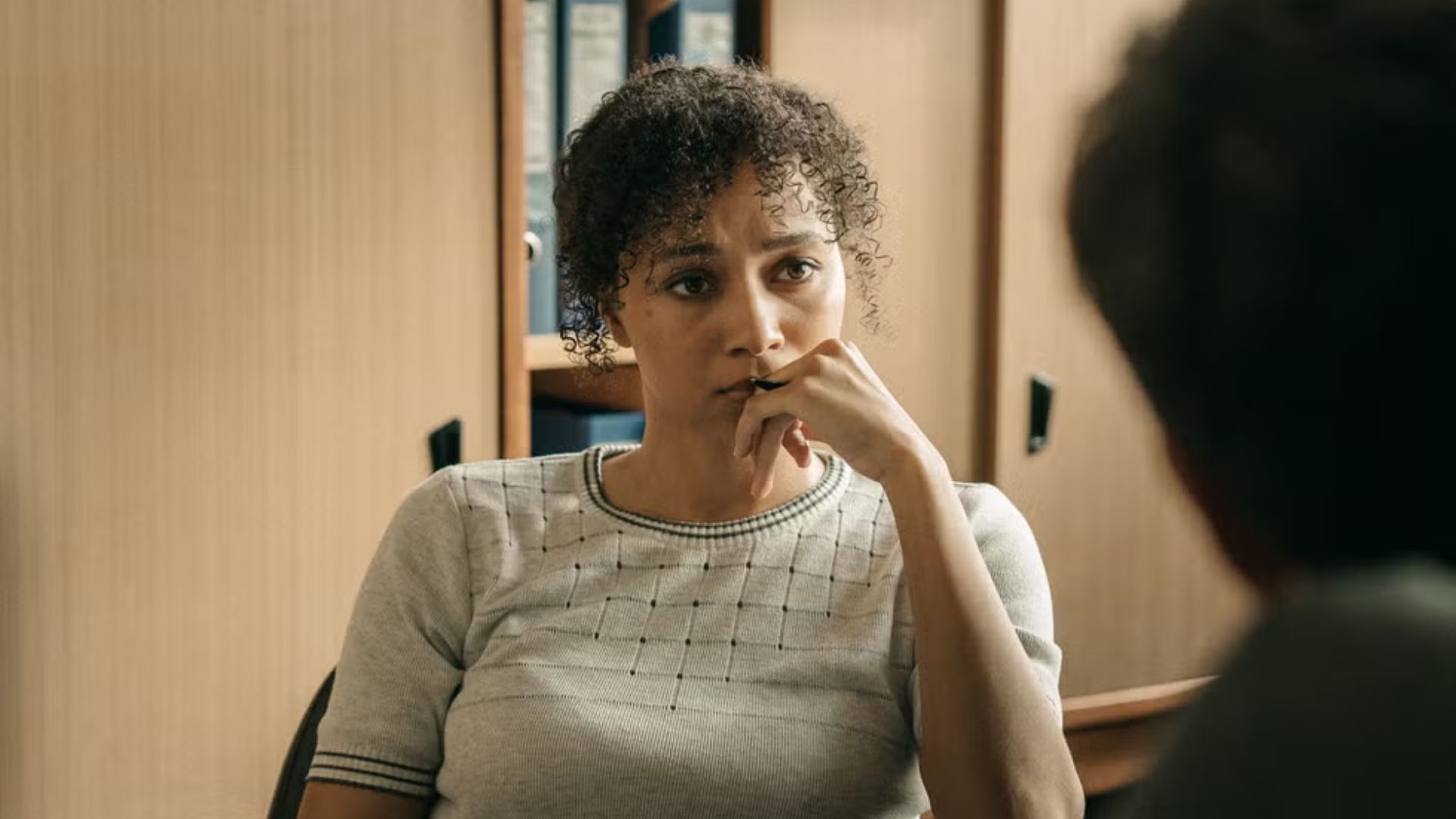 Emma Naomi as Lisa (Image via PBS)