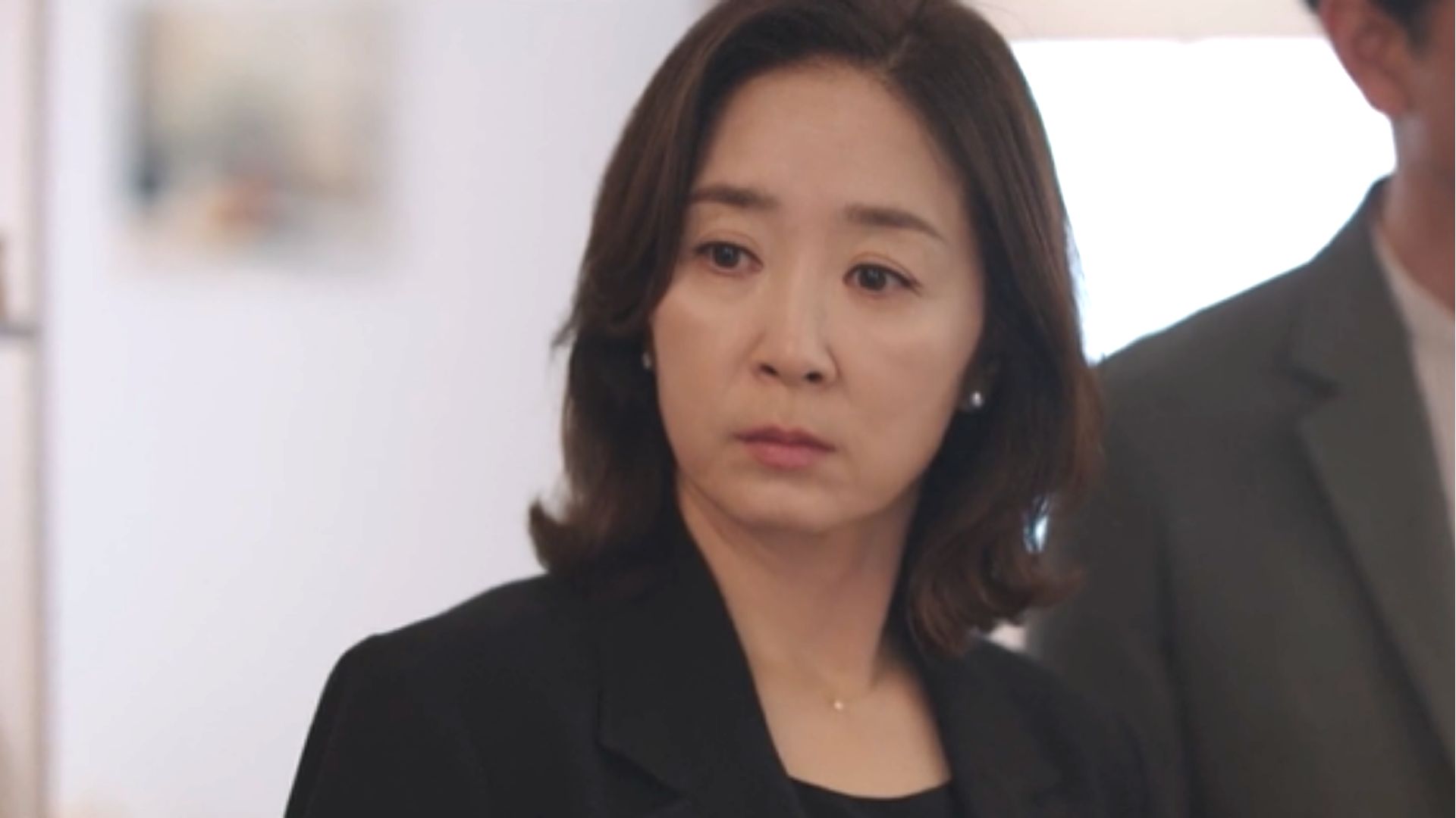 Hyo-min&#039;s mother goes to adopt a kitten (Image via Netflix)