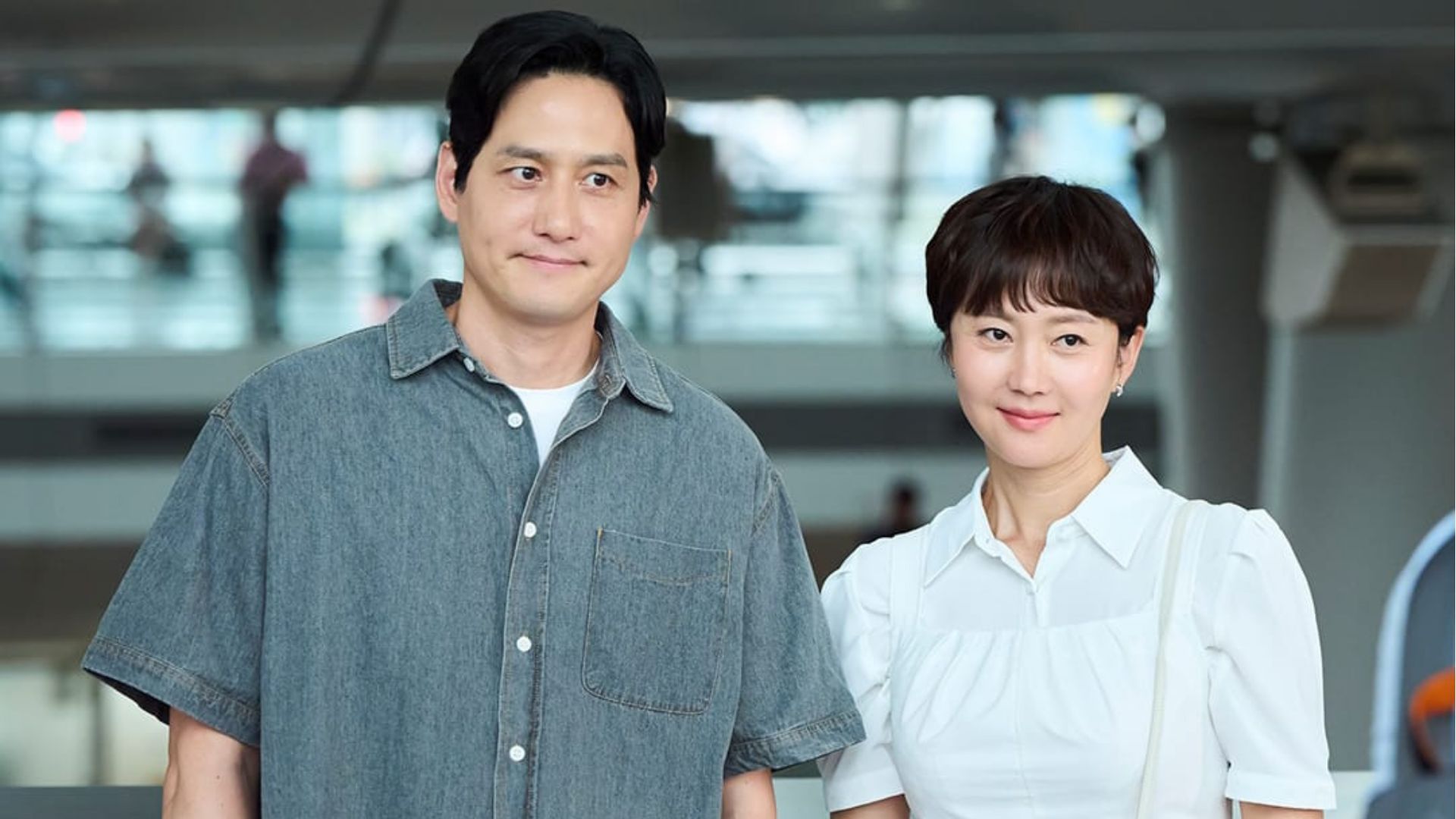 Lee Ji-an and Jeong-seok at the airport (Image via tvN)