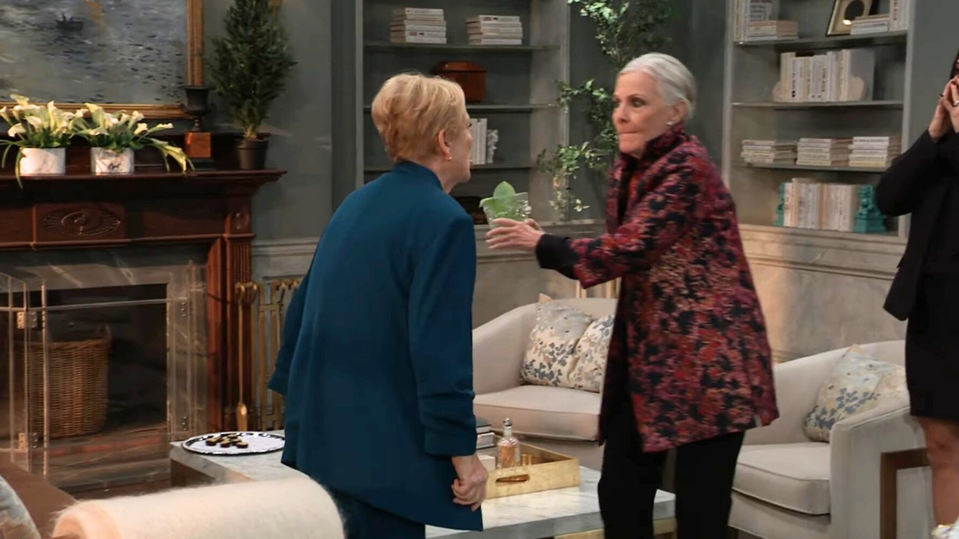 Tracy and Ronnie battle it out on General Hospital | Image: ABC