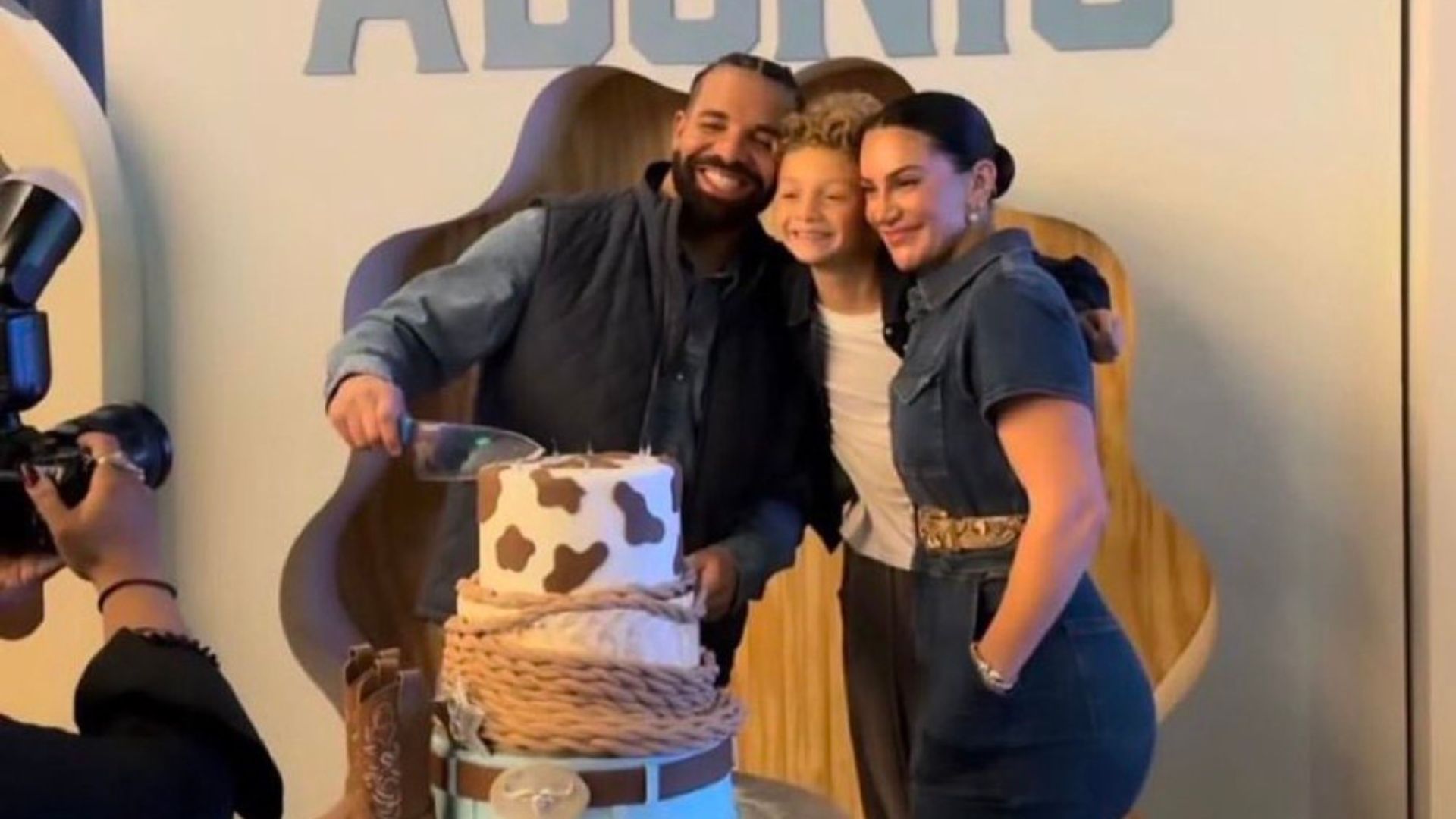 Drake and Sophie Brussaux pose with their son Adonis (Image via X/@DailyLoud)