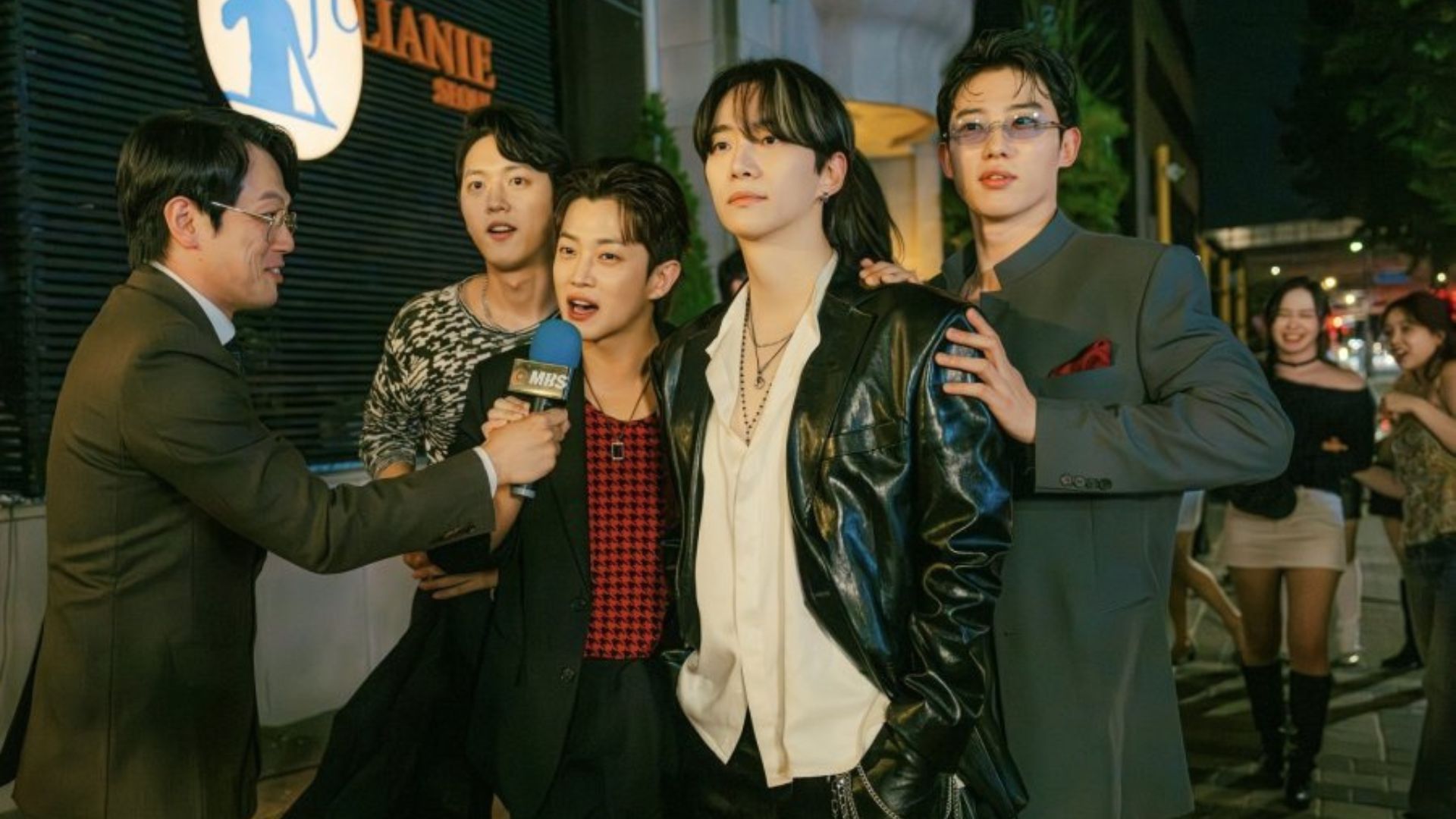 Tae-poong with his friends (Image via X @CJnDrama)