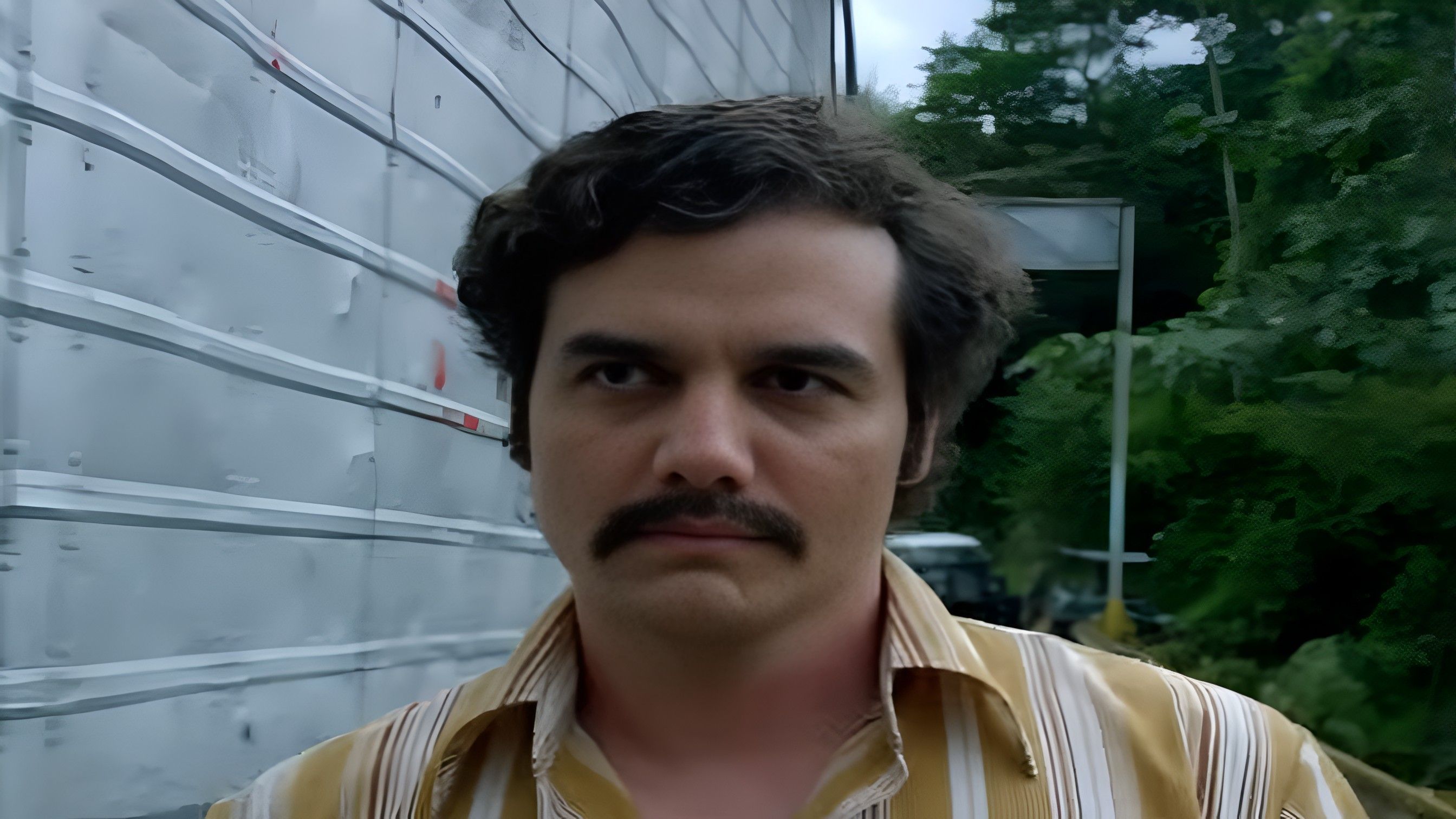 Narcos: Mexico (2018)  ( Image via YouTube / Netflix Malaysia )