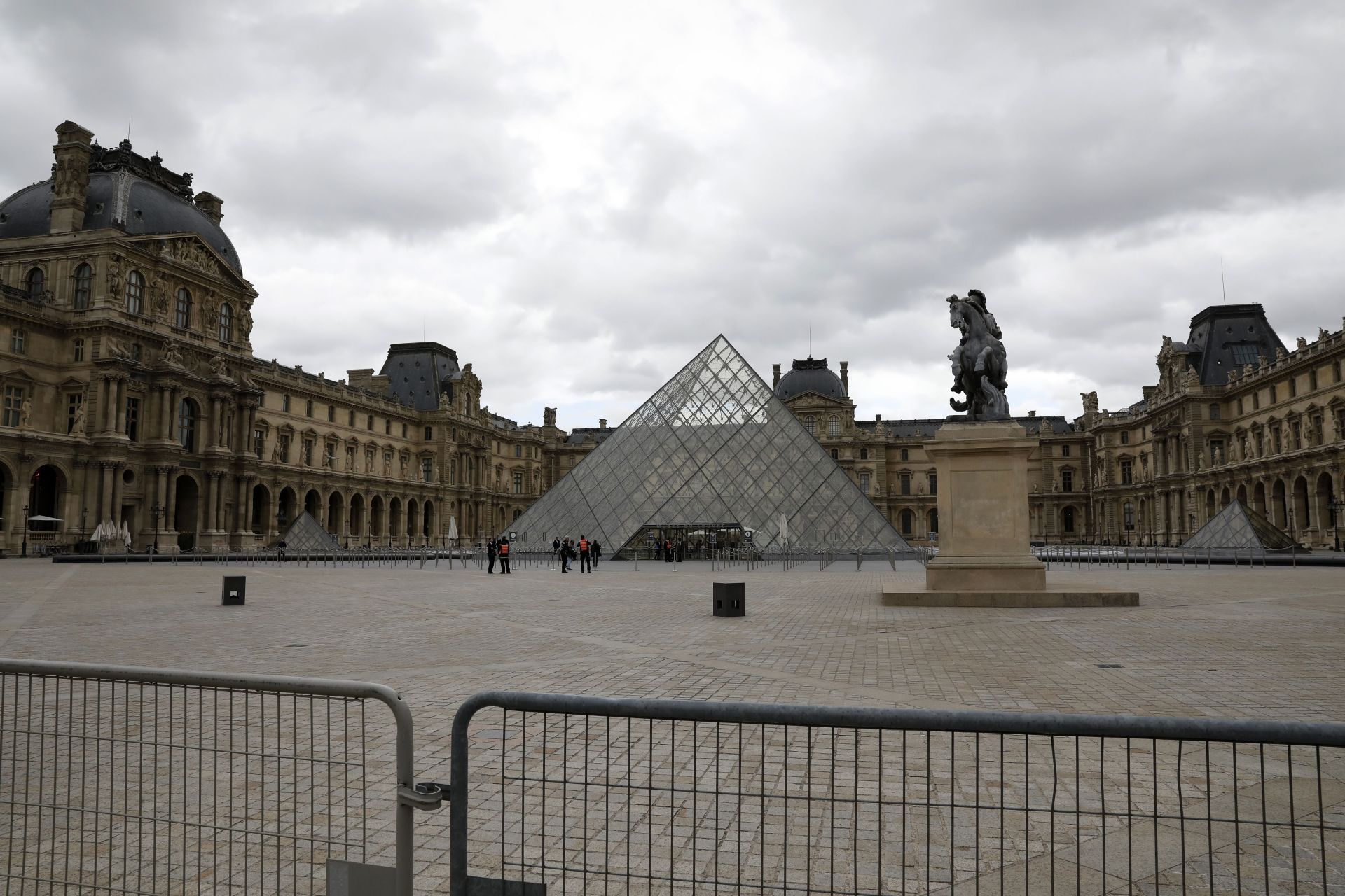 Louvre Remains Closed After Jewellery Heist - Source: Getty