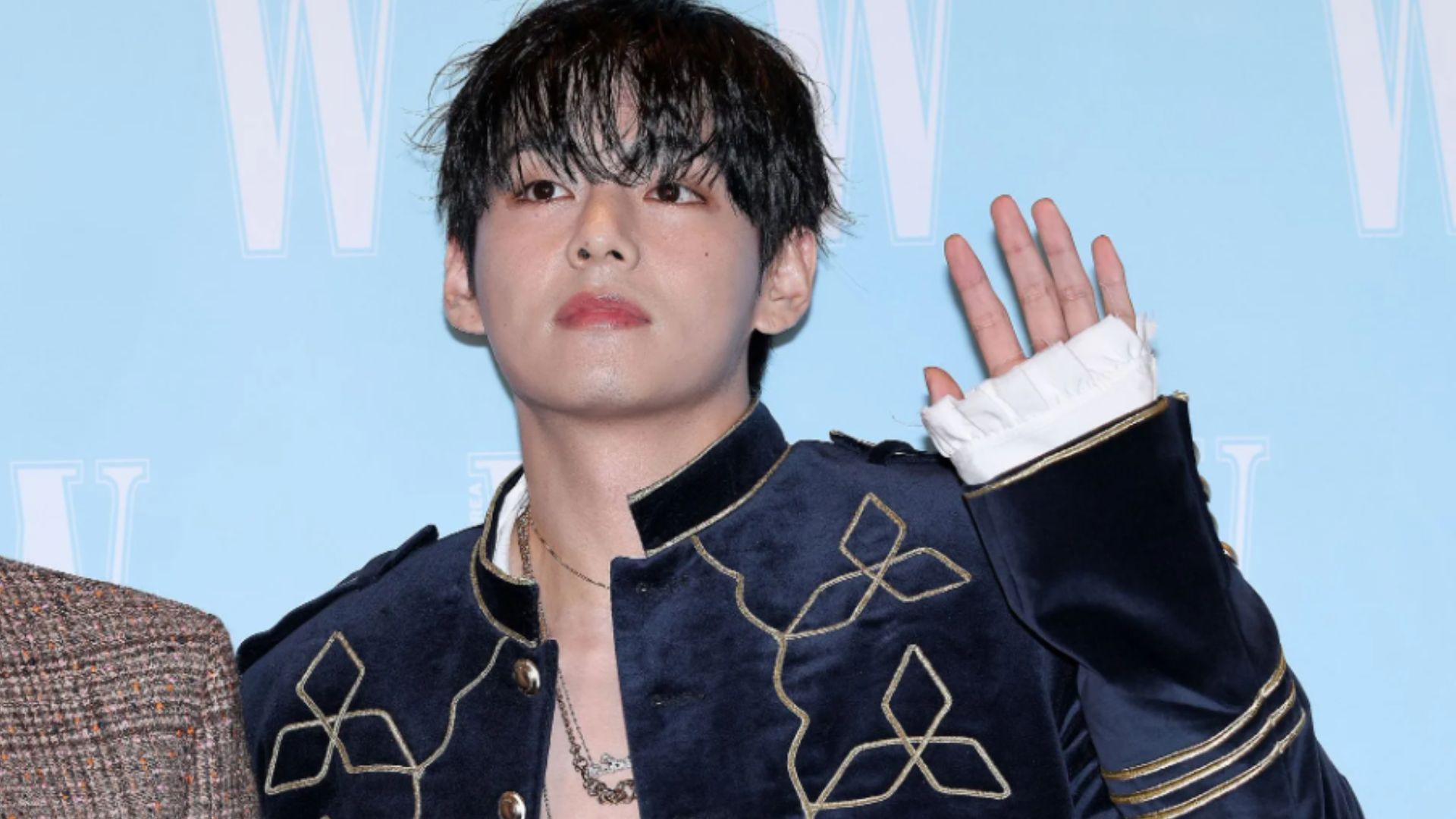 BTS&rsquo; Taehyung embraces minimalism in fashion, says he&rsquo;s wearing fewer accessories lately