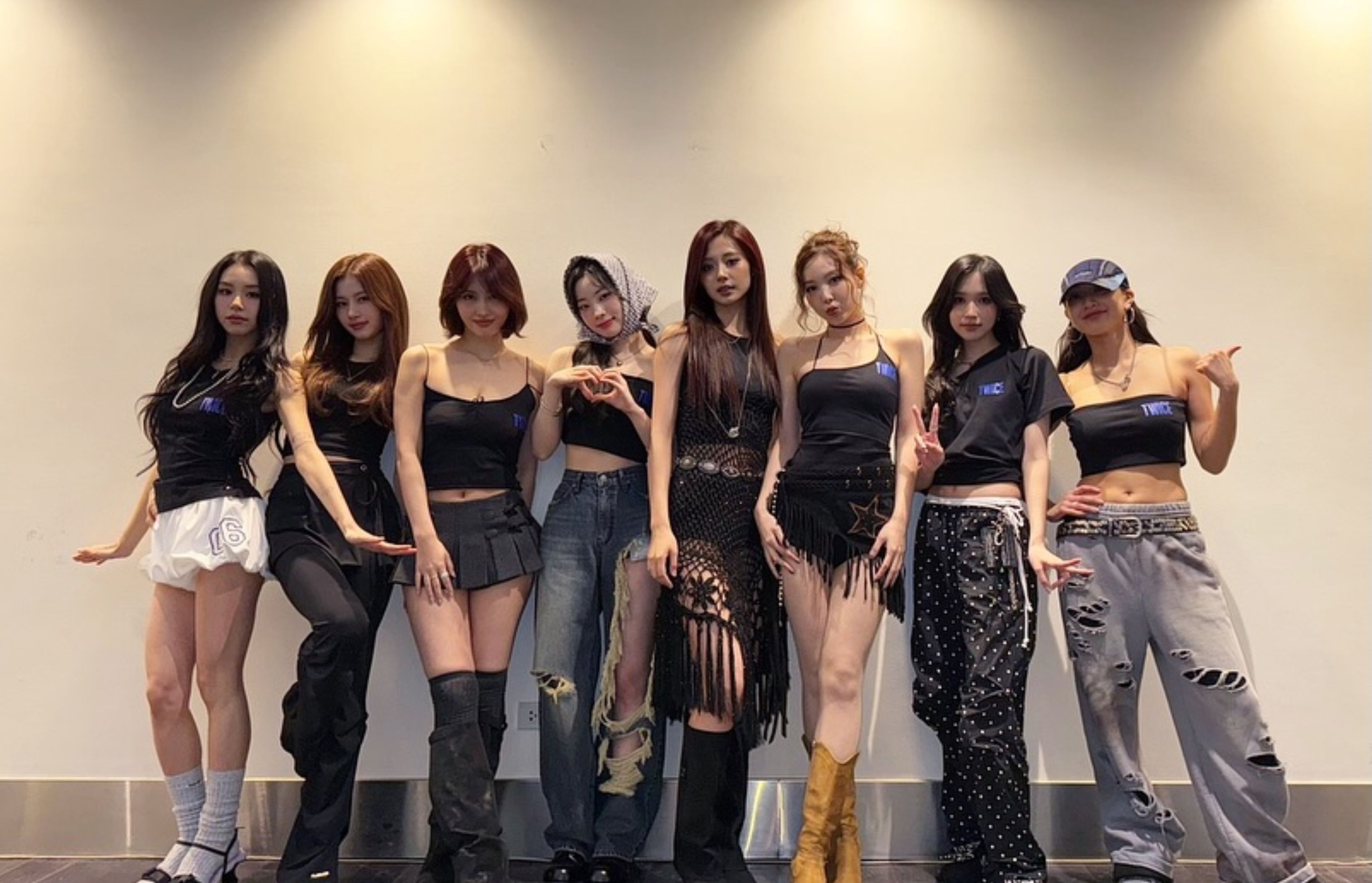 TWICE &lsquo;THIS IS FOR&rsquo; World tour