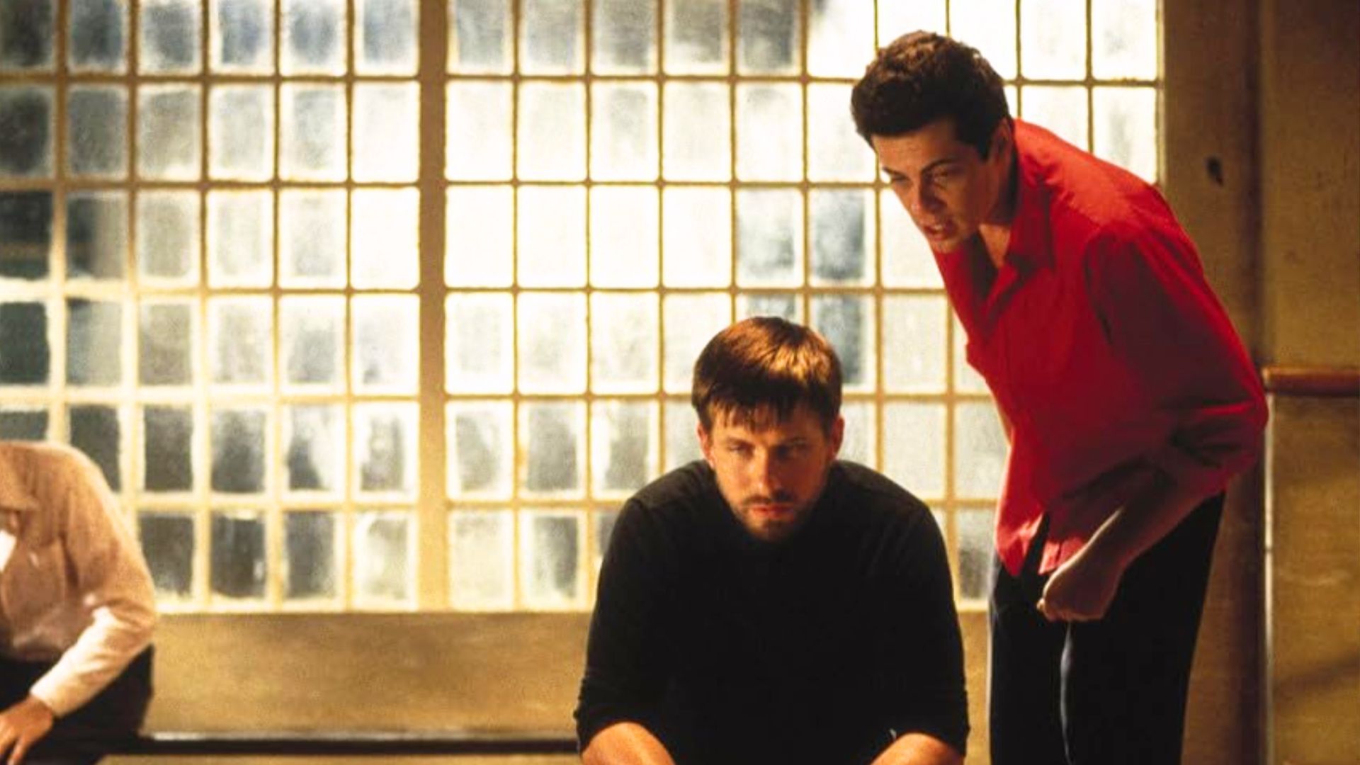Benicio del Toro as Fred Fenster (Red Shirt) in The Usual Suspects | Image via Netflix