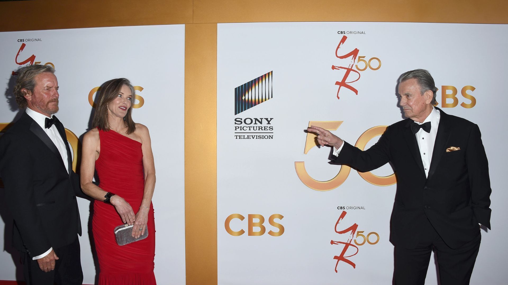 Linden Ashby (ex-Cameron) and wife, Susan Walters (Diane), ran into Eric Braeden (Victor) on The Young and the Restless on the red carpet | Image: JPI