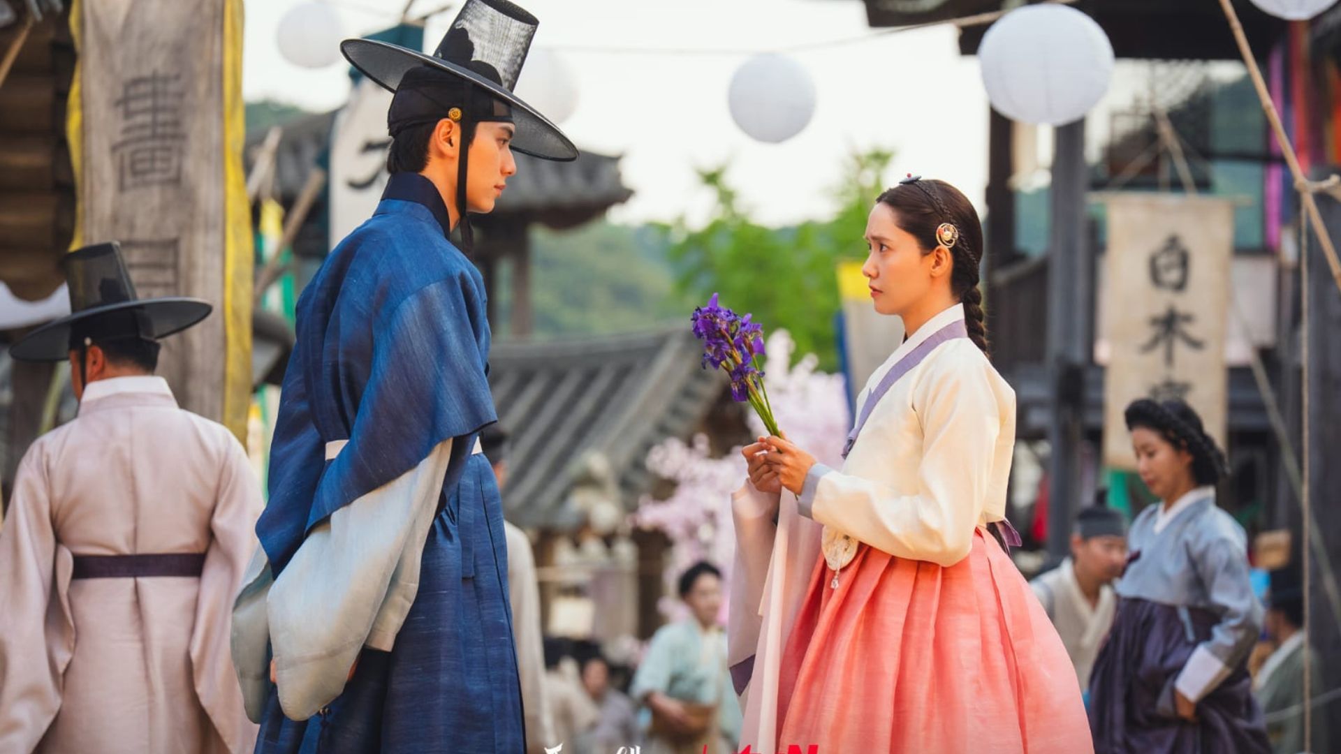 The King accompanied Ji-young at the village market (Image via tvN)