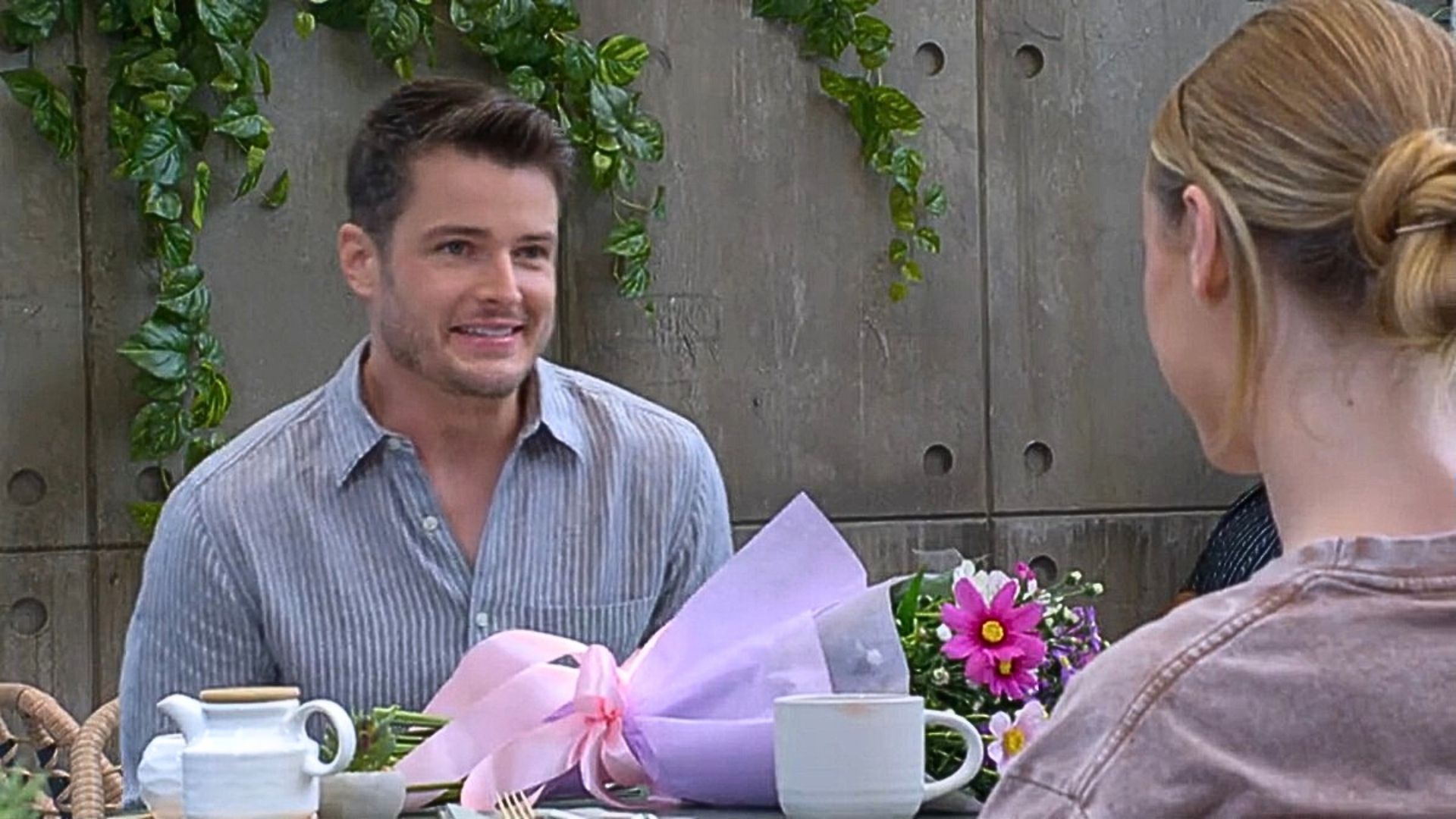 Kyle brought Claire flowers in L.A. on The Young and the Restless | Image: CBS