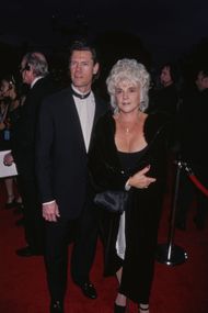 Randy Travis and Elizabeth Travis at the 25th Annual People's Choice Awards in California in 1999 (Image via Getty)