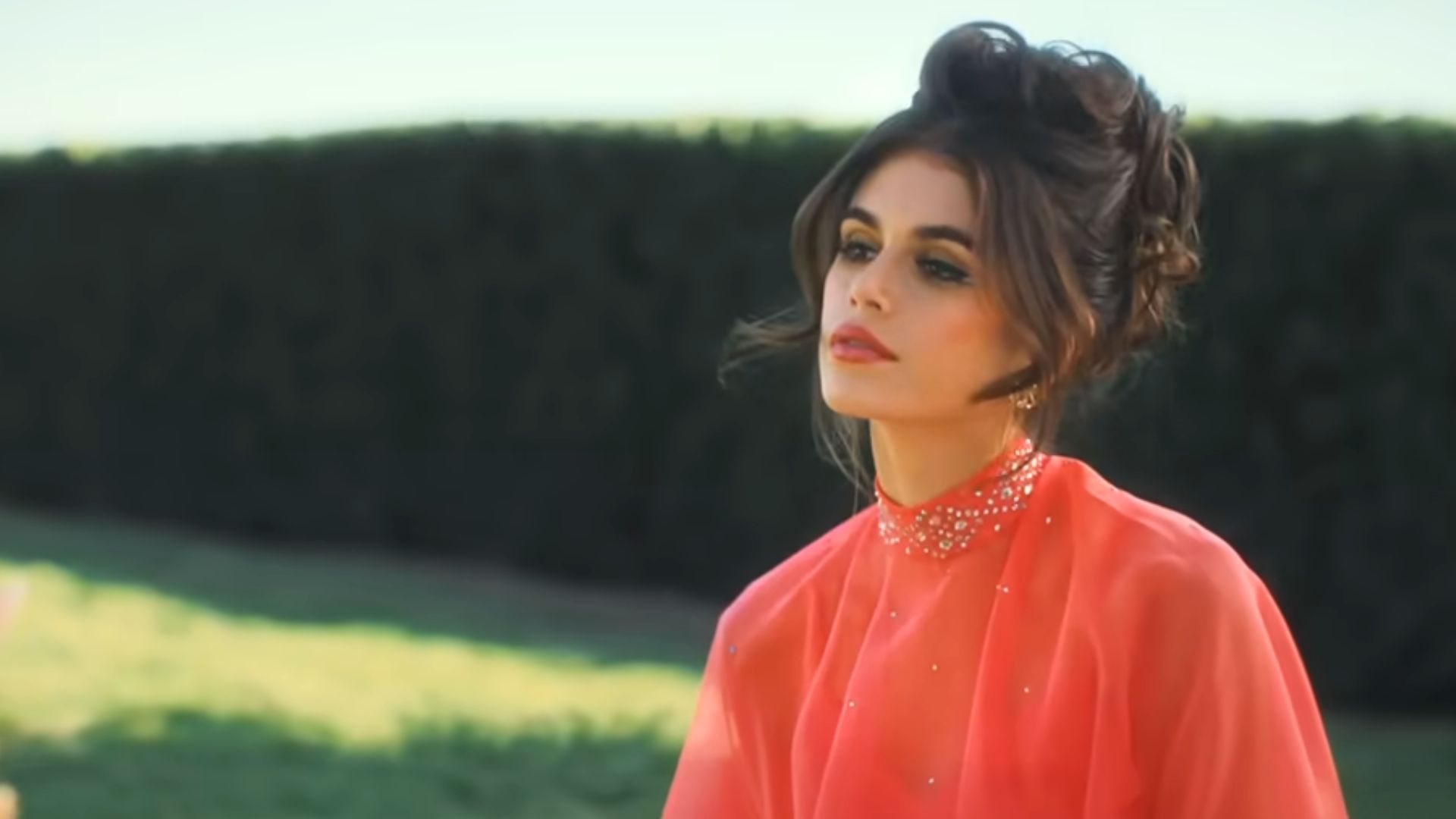 Kaia Gerber in Palm Roayle Season 2 | Image via YouTube/Apple TV