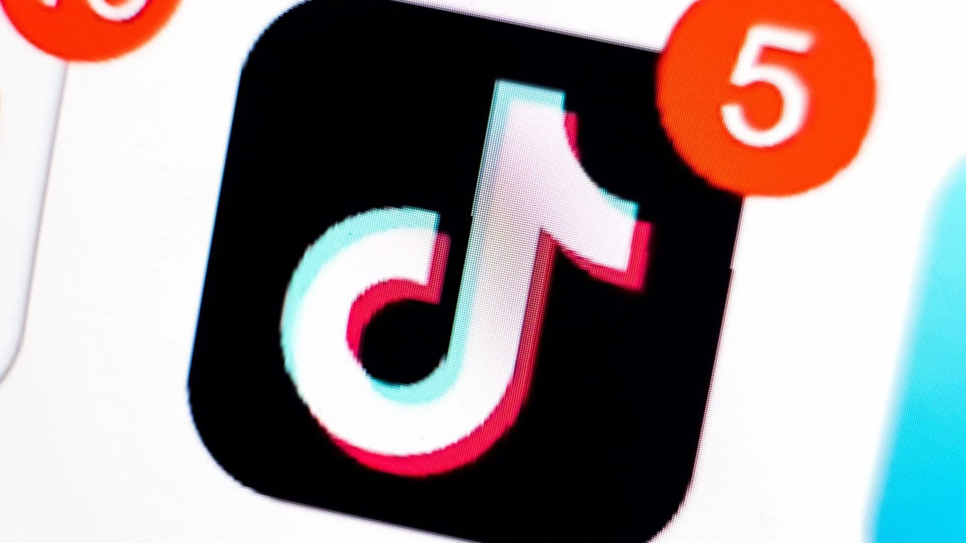 TikTok live video allegedly showing fatal crash investigated (Image via Getty)