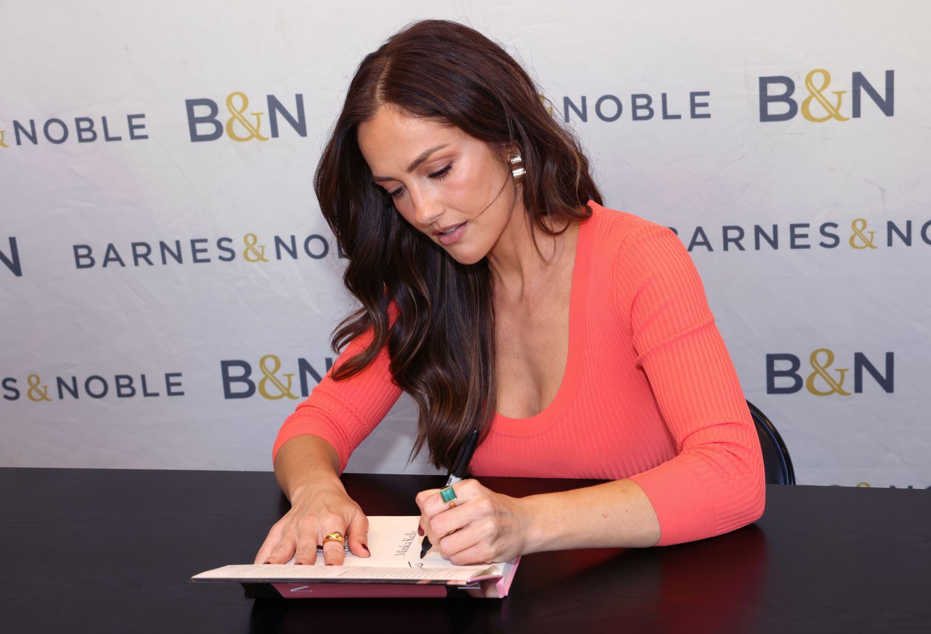 Minka Kelly Signs Copies Of Her Memoir &quot;Tell Me Everything&quot; - Source: Getty