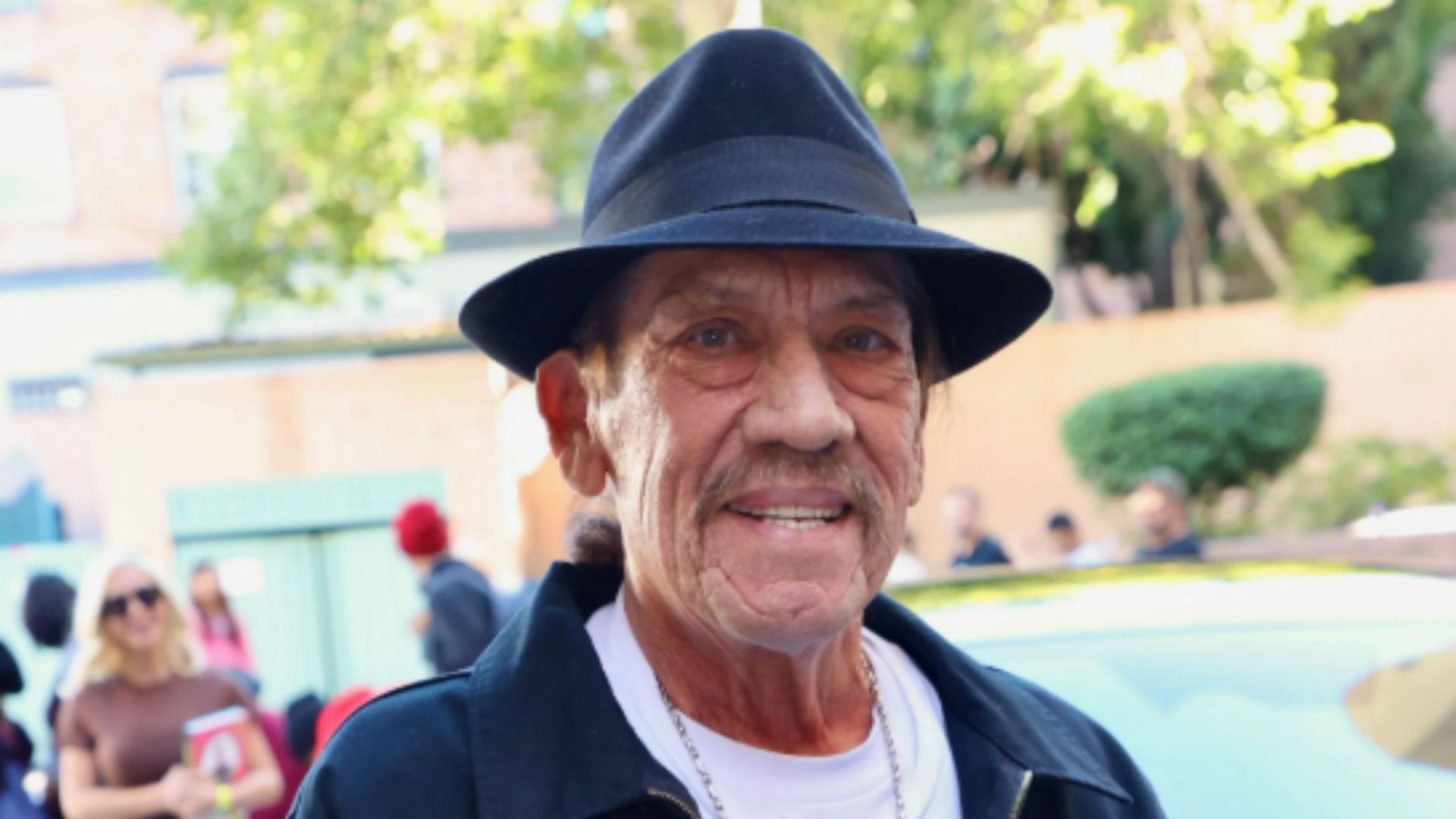  Danny Trejo sends message to families affected by ICE raids during his Thanksgiving volunteer work (Image via Getty)