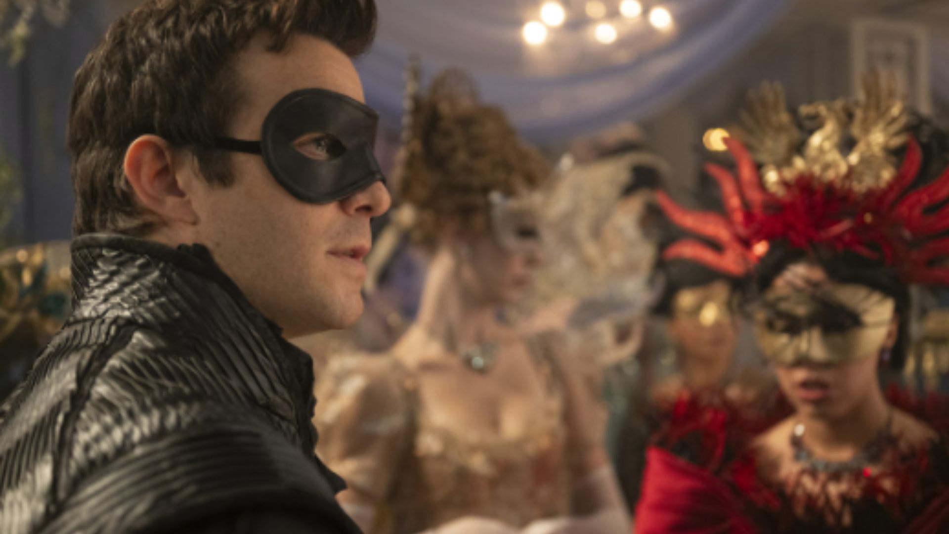 Luke Thompson as Benedict (Image via TUDUM by Netflix)