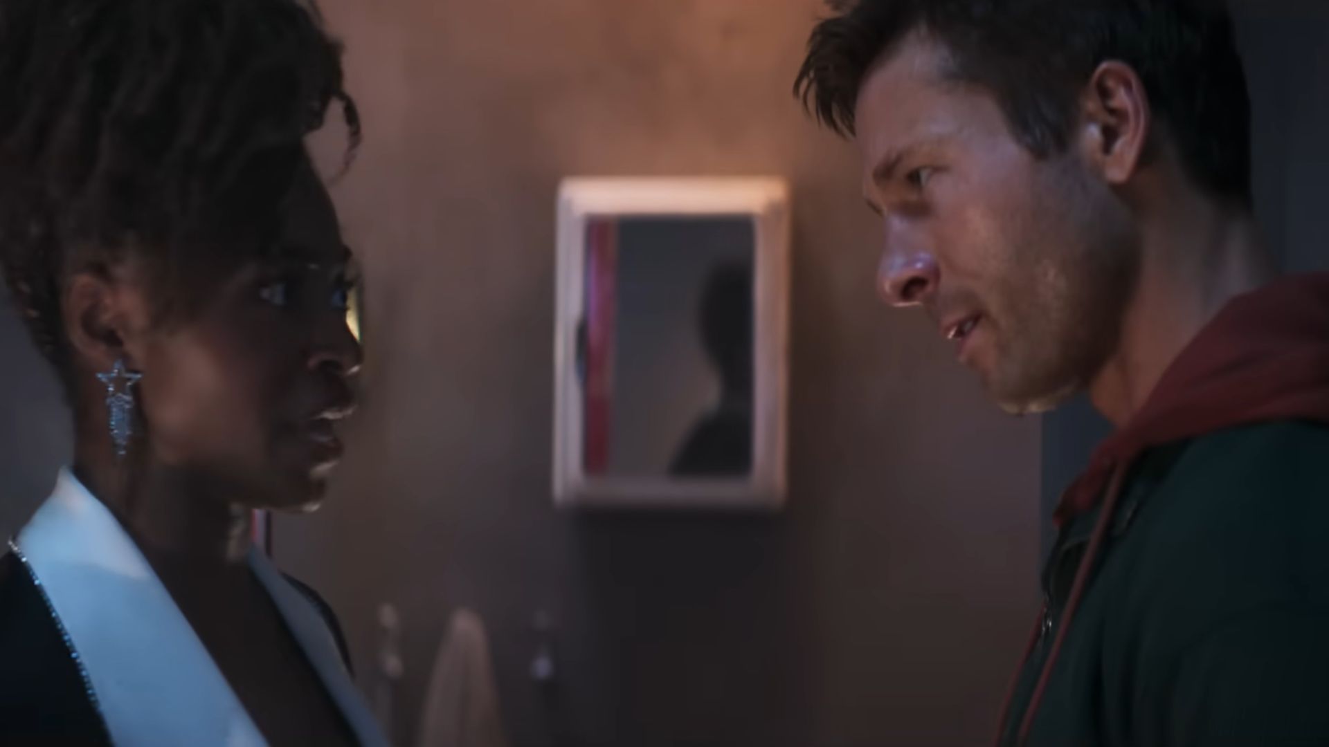 Ben (Glen Powell) talking to his wife Sheila (Jayme Lawson)