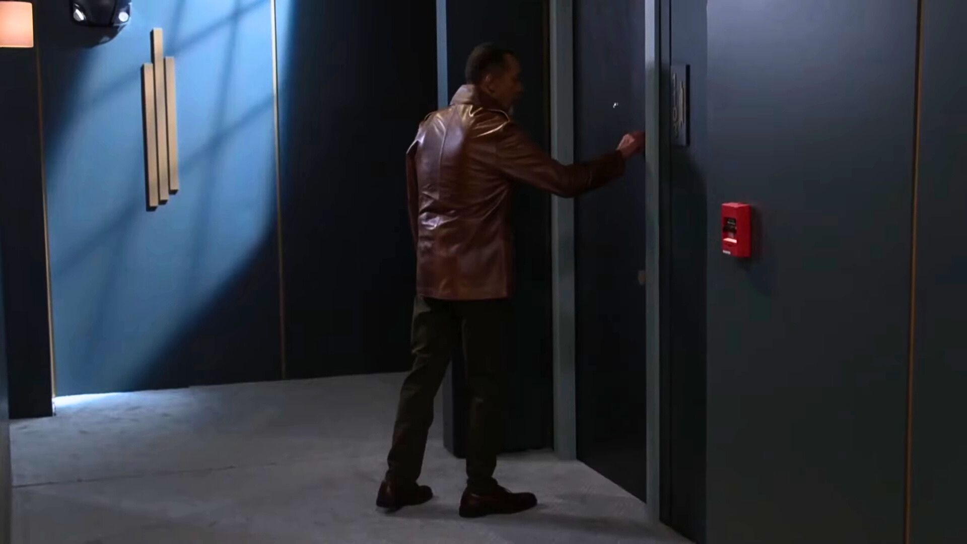 Beyond the Gates: Vernon tgoes incognito for a secret rendezvous | Image: CBS