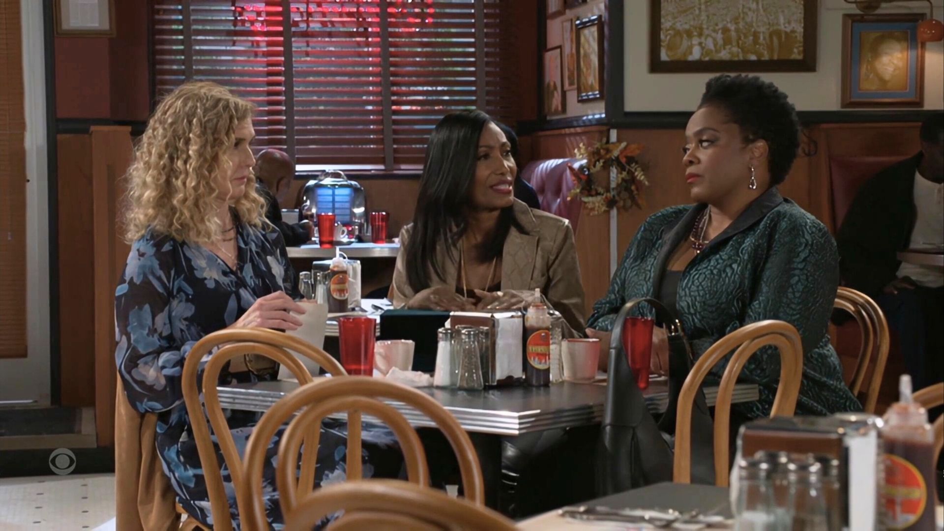 Leslie talks to Jan and Mona | Image: CBS