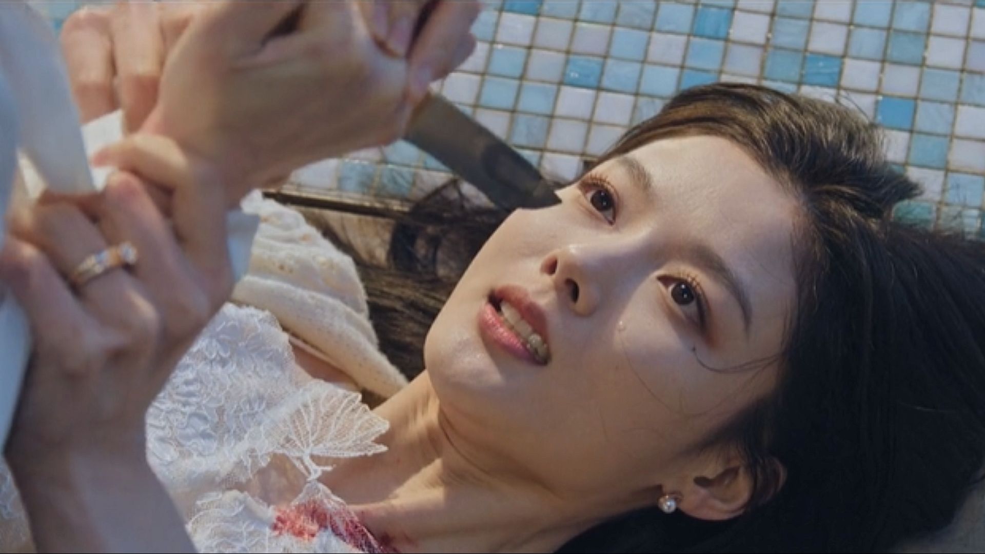 Jung-hee attacks Ah-jin (Image via Viki)