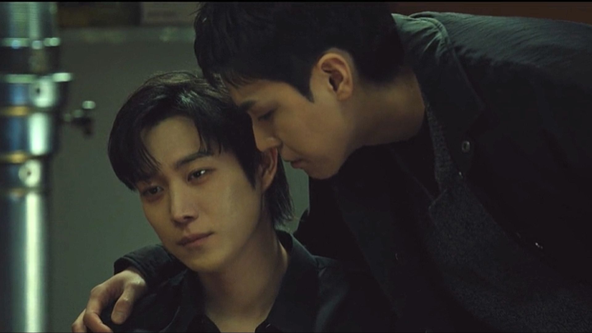 Jae-ho consoles Jun-seo (Image via Viki)