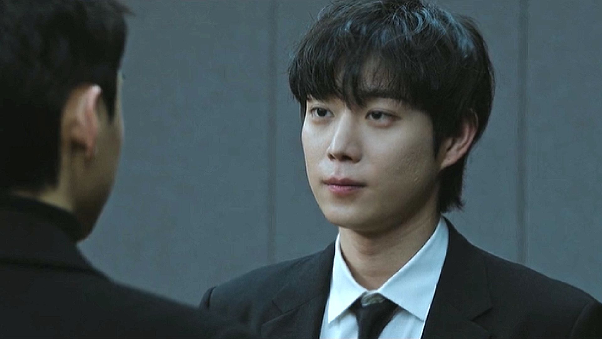 Jun-seo at the funeral (Image via Viki)