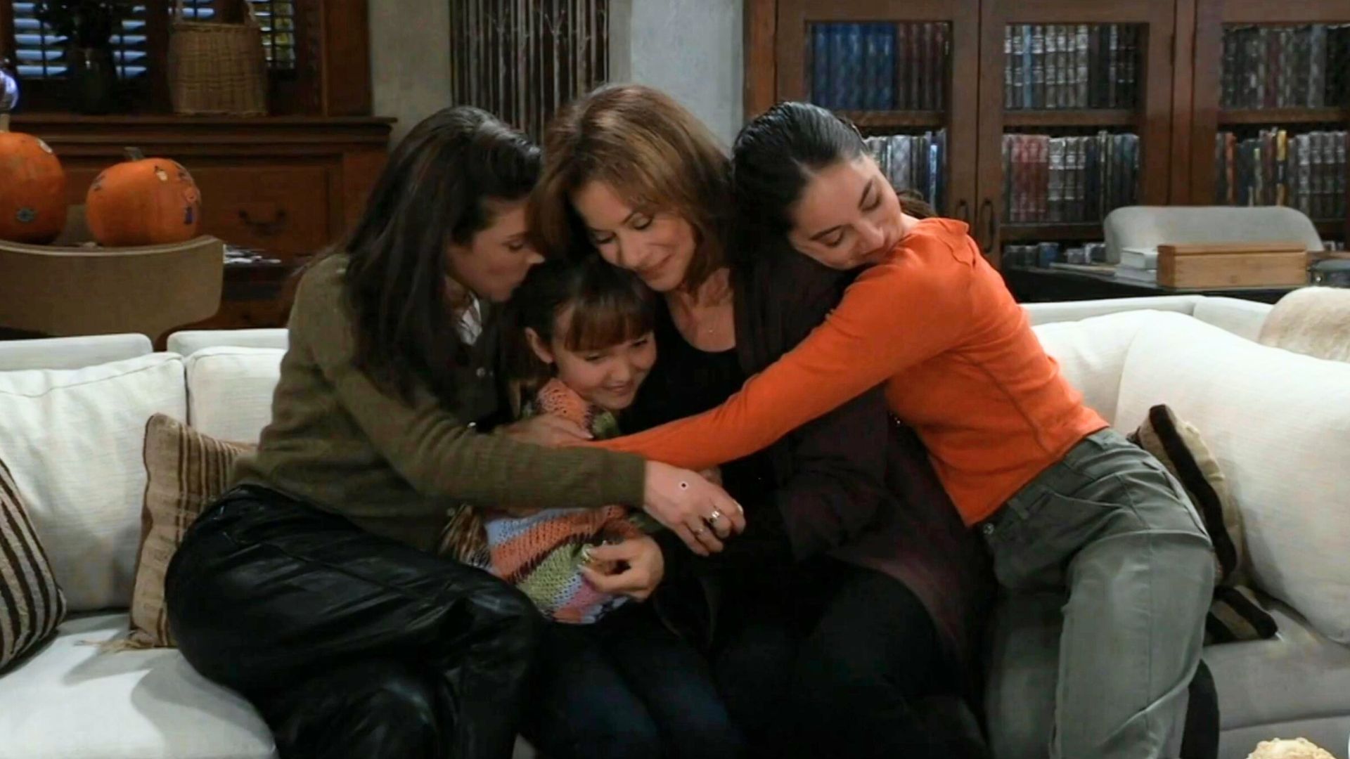 The Davis girls embrace on General Hospital | Image: ABC