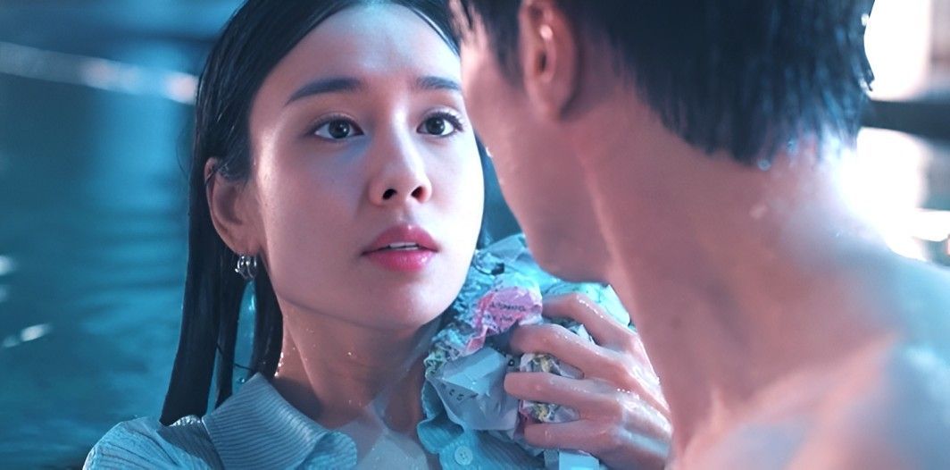 Ji-hyeok pulls Da-rim out of the water (Image via Netflix)