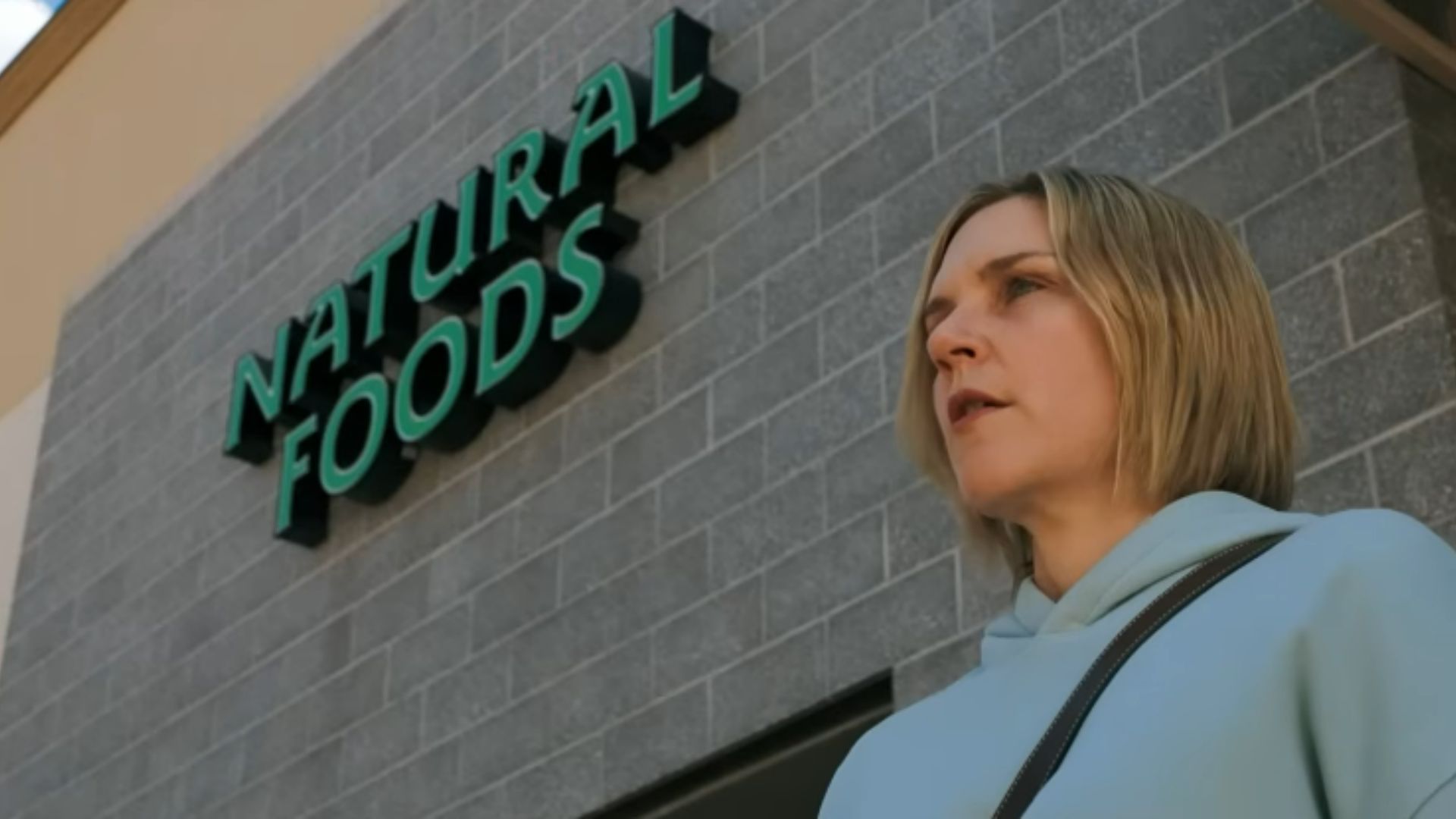 A still from the grocery store scene in Episode 3 of Pluribus (Image Via: Apple TV)