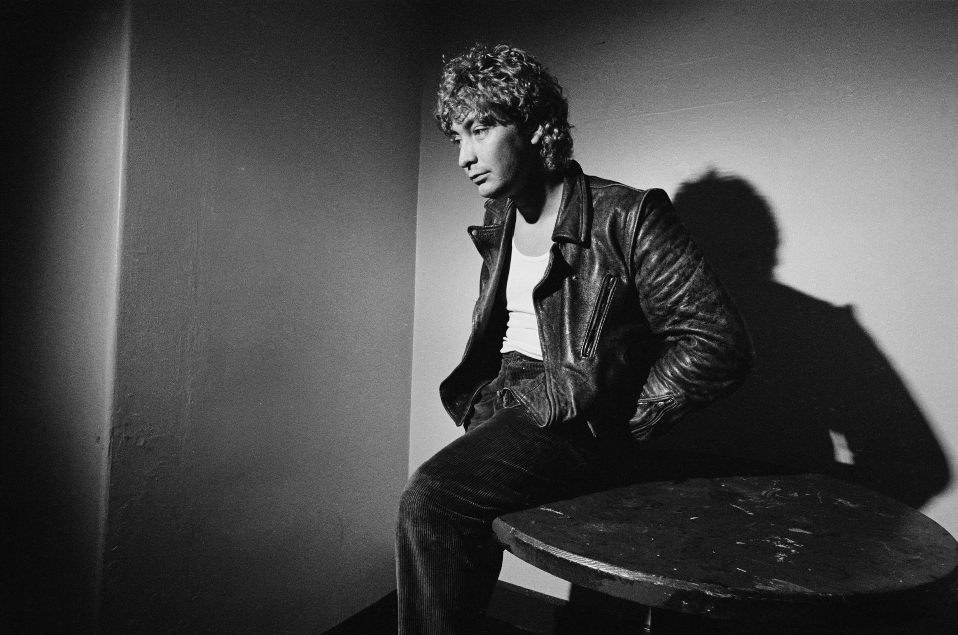 Chris Rea posing backstage of a venue in London in 1983 (Image via Getty)