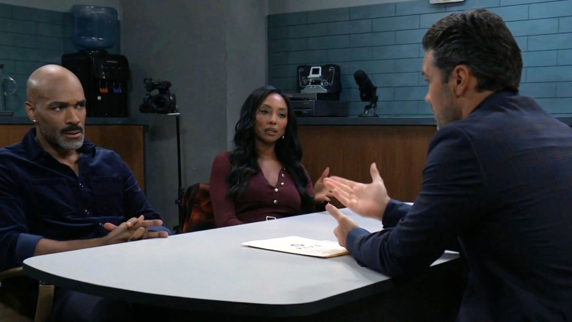 Nathan questions Curtis at the PCPD on General Hospital | Image: ABC