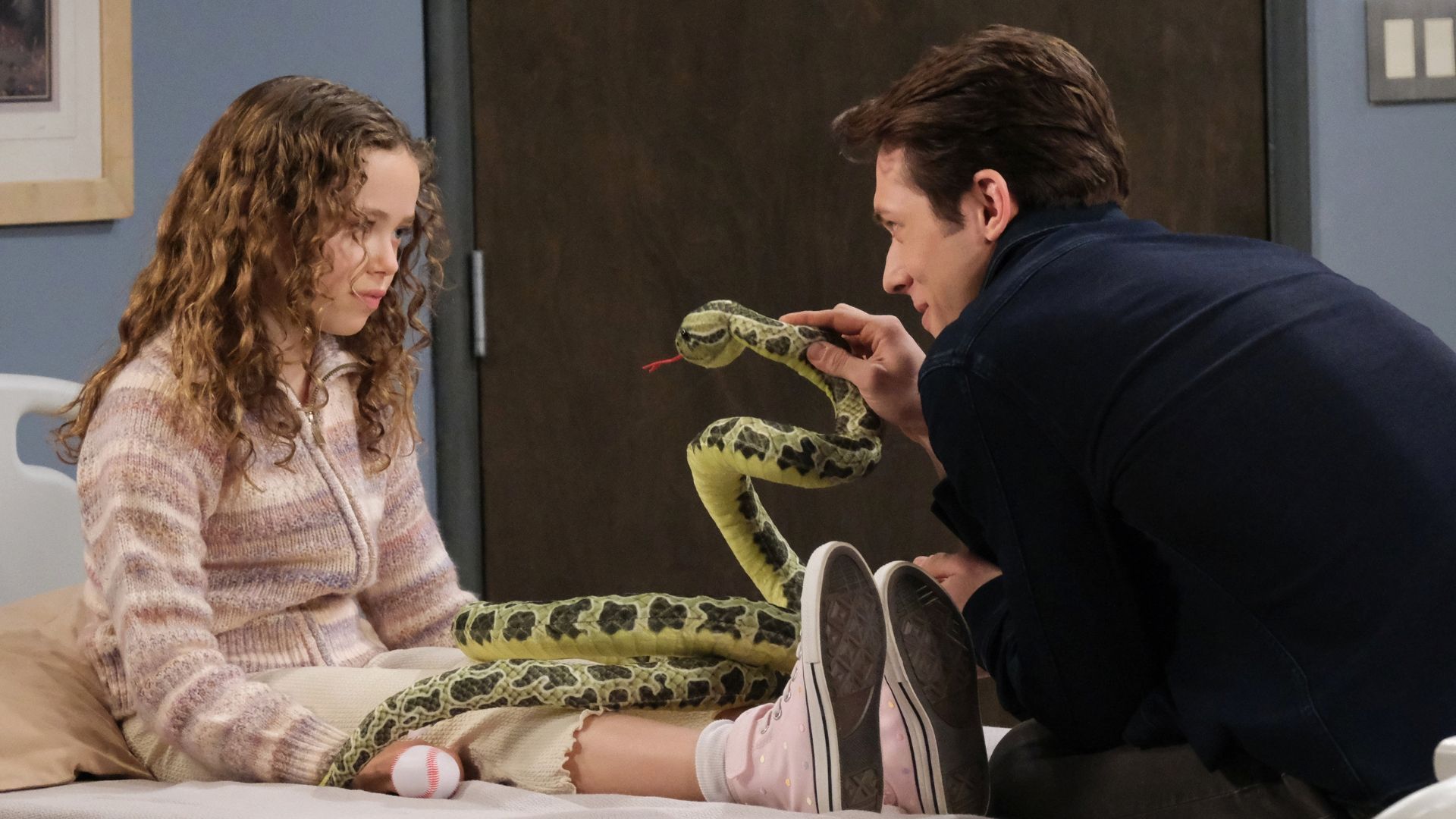 Tate tries to cheer up Rachel | Image: JPI