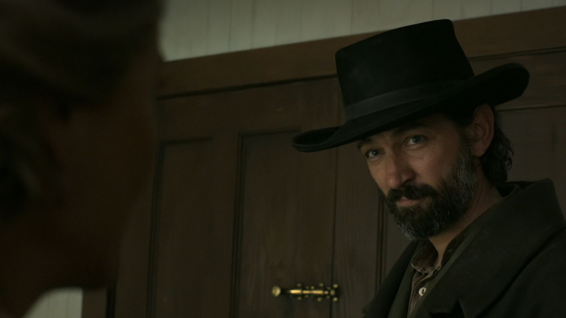 Michiel Huisman as Xavier Roache on The Abandons (Image Via: Netflix)