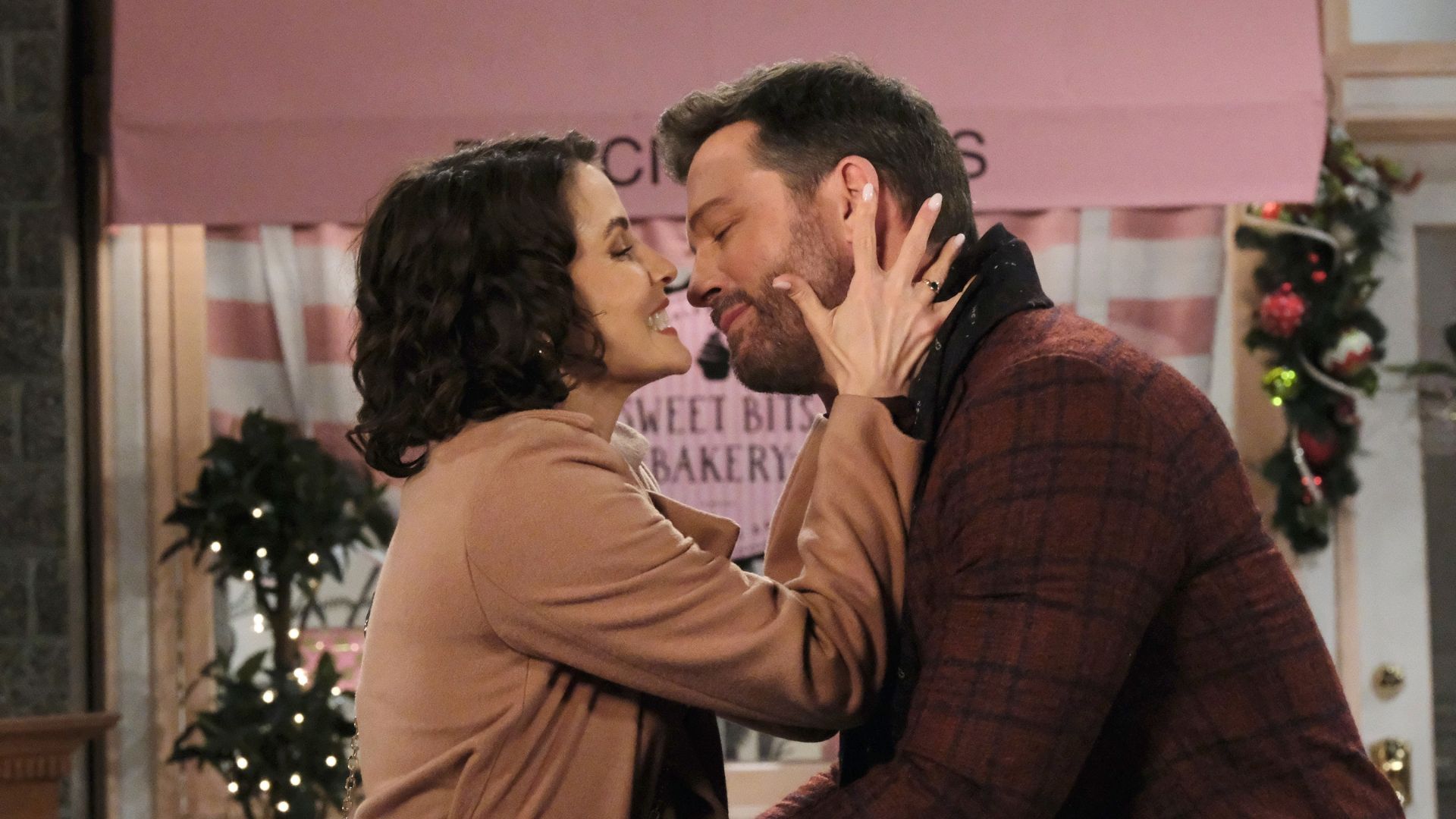 Days of our Lives: Sarah kisses Brady | Image: JPI