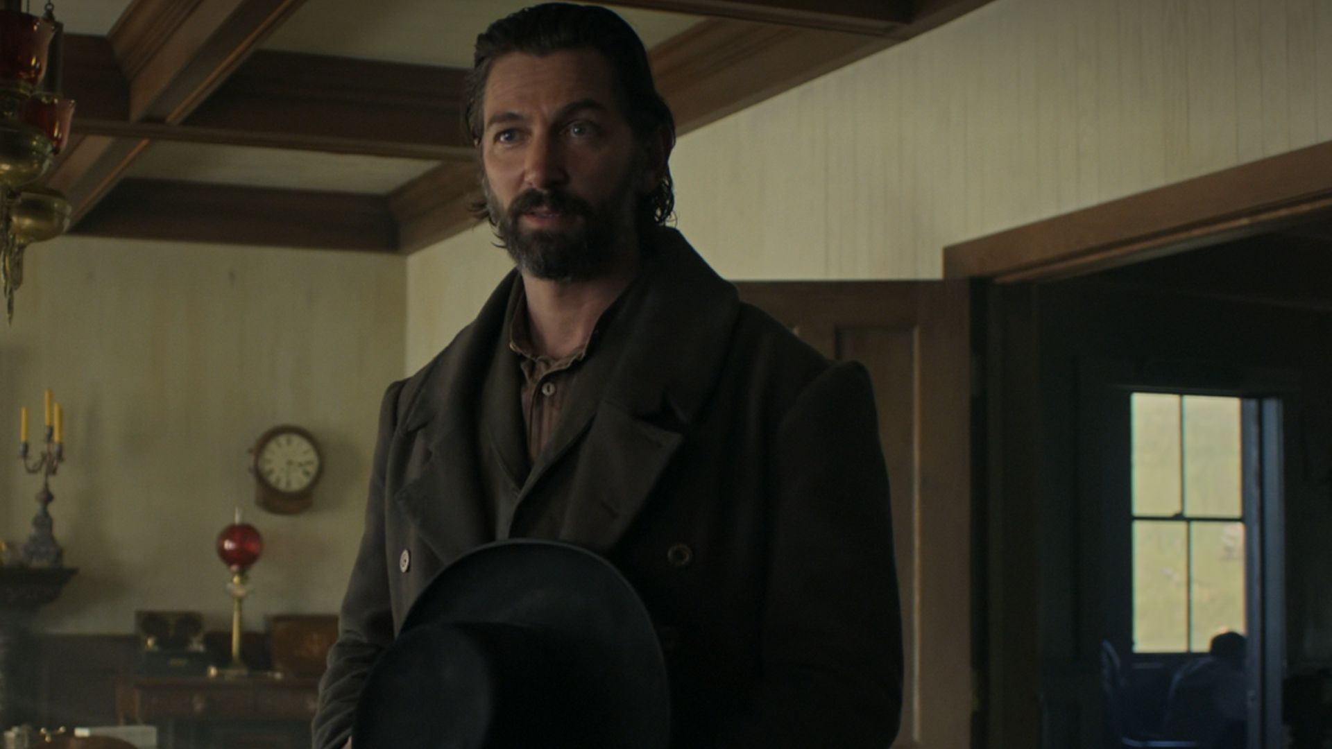 Michiel Huisman as Xavier Roache on The Abandons (Image Via: Netflix)