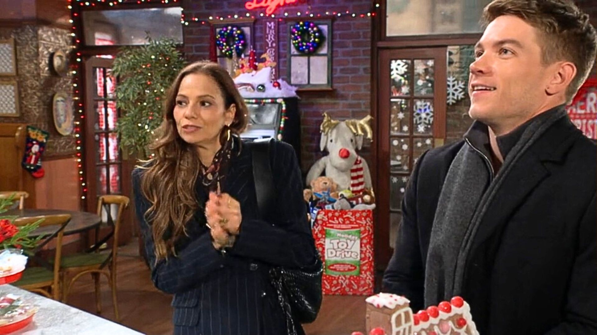 Noah brought Sienna to Crimson Lights on The Young and the Restless | Image: CBS