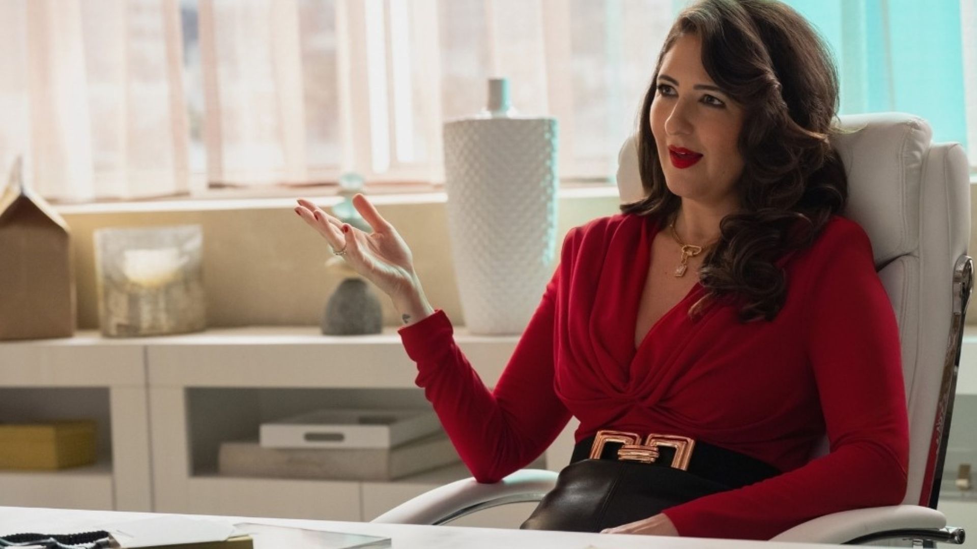 Ashley Kate threatens Molly in Loot Season 3 Episode 9 (Image Via AppleTV)