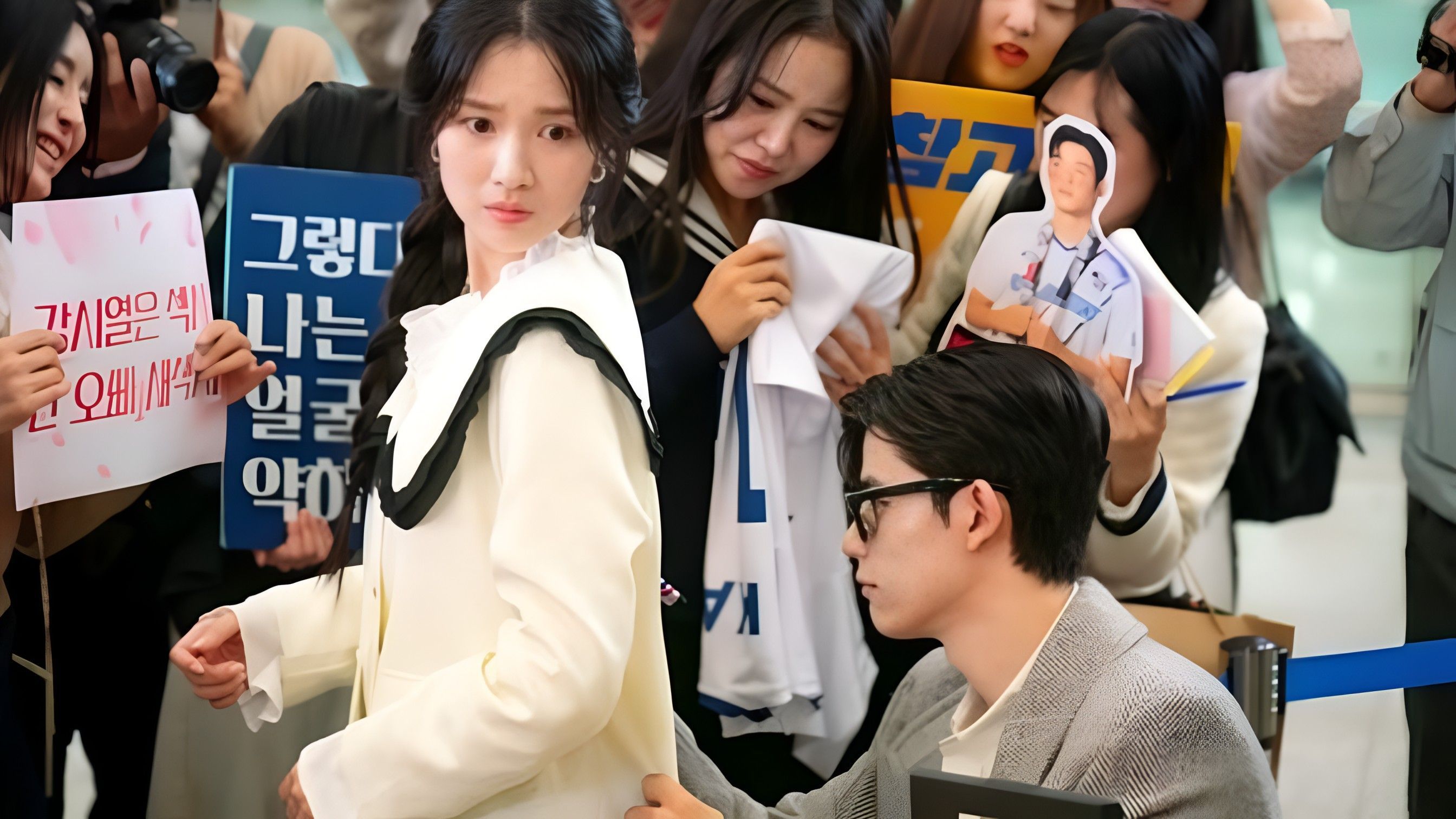 Si-yeol signs for Eun-ho (Image via Netflix)