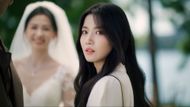 Hu Xiu at her ex's wedding (Images via iQIYI)