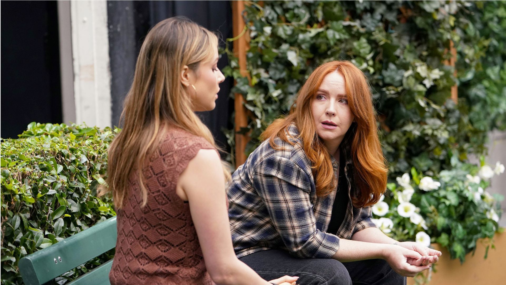 Tessa (Cait Fairbanks) and Mariah (Camryn Grimes) on The Young and the Restless | Image: JPI