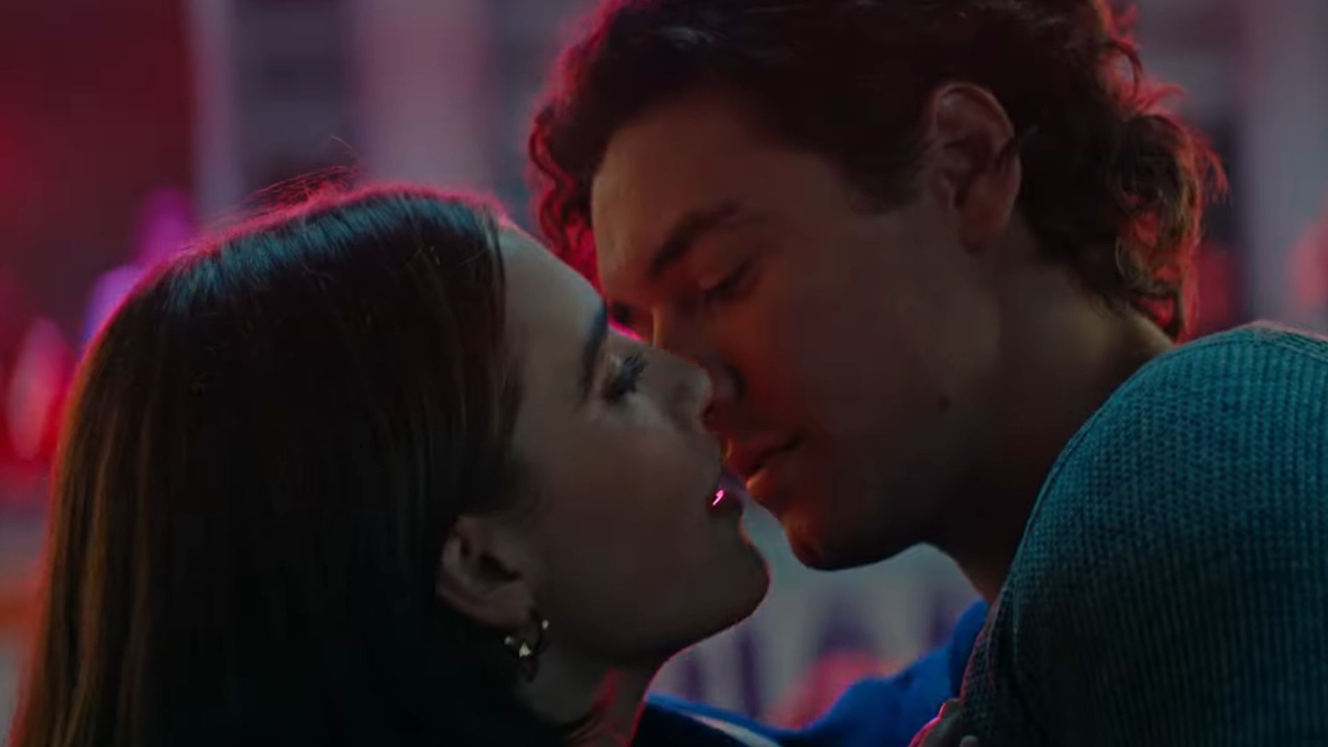 Off Campus trailer shows Hannah and Graham in a dangerous game of fake dating