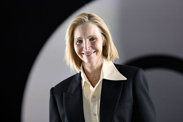 Lisa Kudrow: “I'm not buying it”: Friends iconic star Lisa Kudrow addresses  the one thing that is wrong with all sitcoms these days